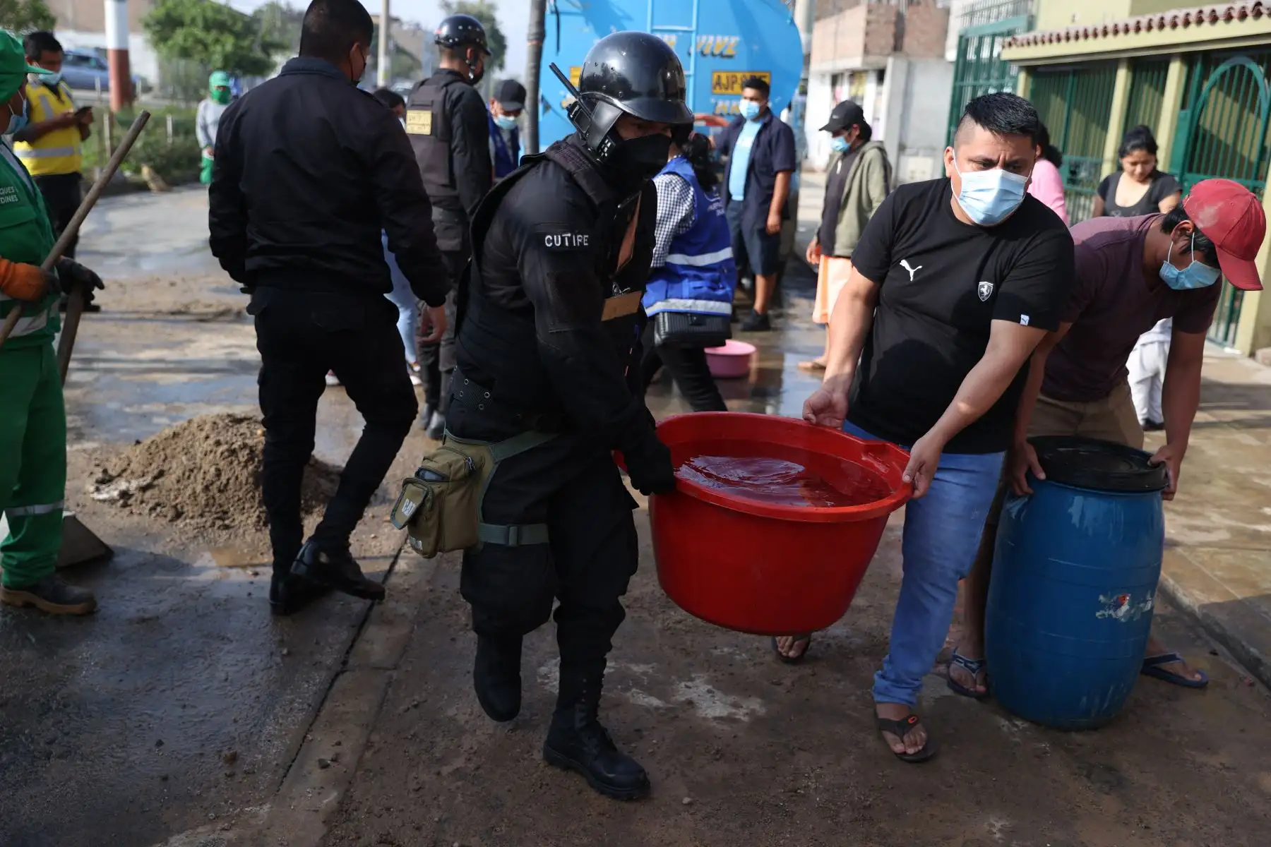 Un aniego ocasionado por la rotura de una tubería de agua potable afectó anoche a vecinos de la urbanización Canto Rey en San Juan de Lurigancho. Foto: ANDINA/Jhonel Rodríguez Robles