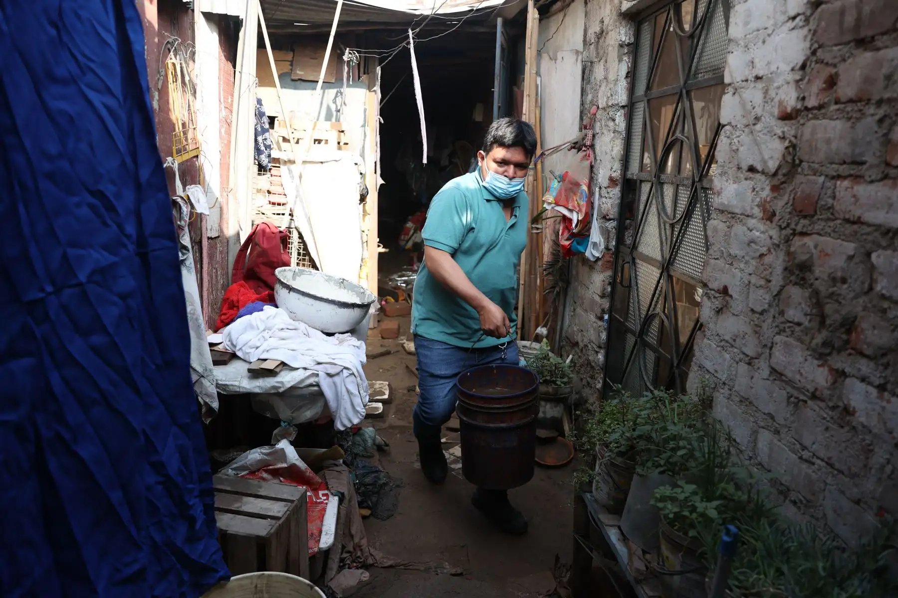 Un aniego ocasionado por la rotura de una tubería de agua potable afectó anoche a vecinos de la urbanización Canto Rey en San Juan de Lurigancho. Foto: ANDINA/Jhonel Rodríguez Robles