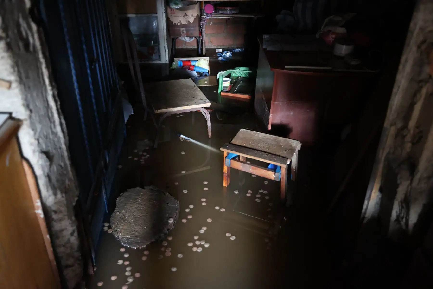 Un aniego ocasionado por la rotura de una tubería de agua potable afectó anoche a vecinos de la urbanización Canto Rey en San Juan de Lurigancho. Foto: ANDINA/Jhonel Rodríguez Robles