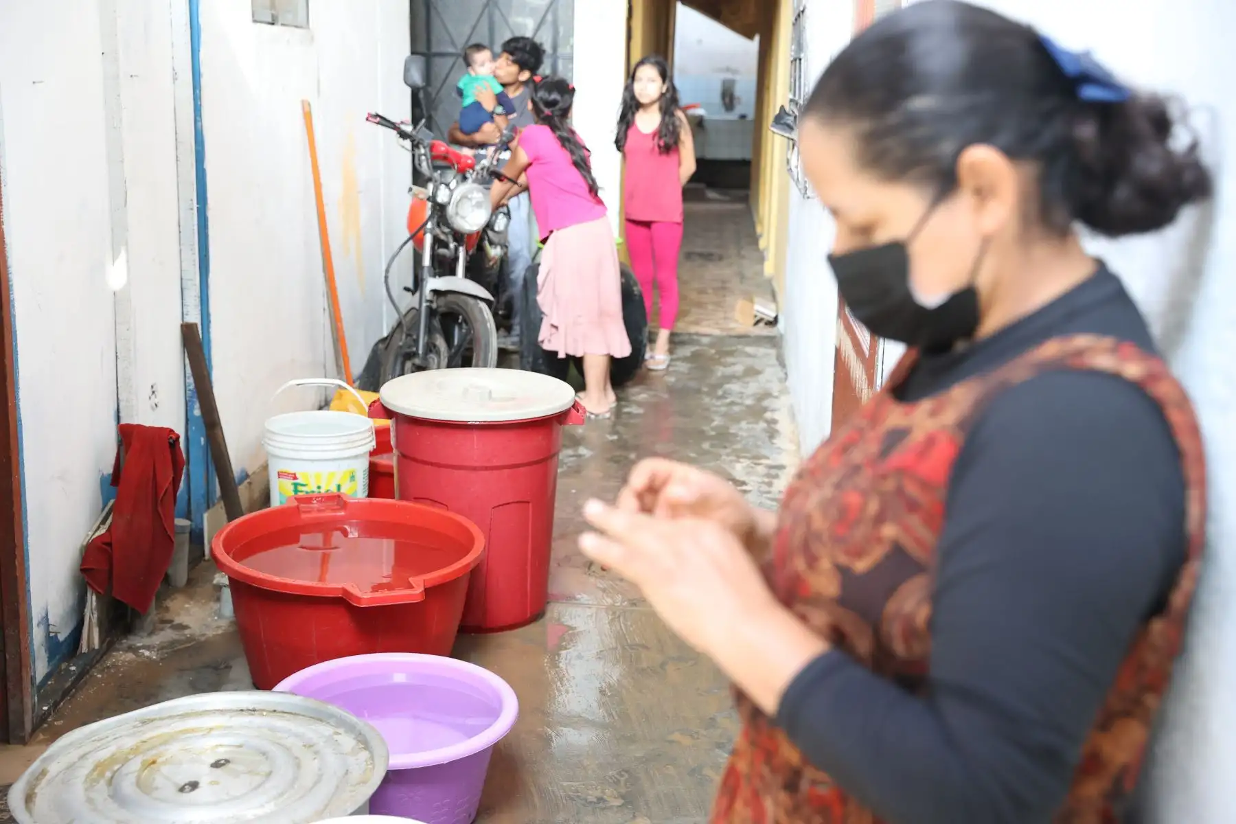 Un aniego ocasionado por la rotura de una tubería de agua potable afectó anoche a vecinos de la urbanización Canto Rey en San Juan de Lurigancho. Foto: ANDINA/Jhonel Rodríguez Robles