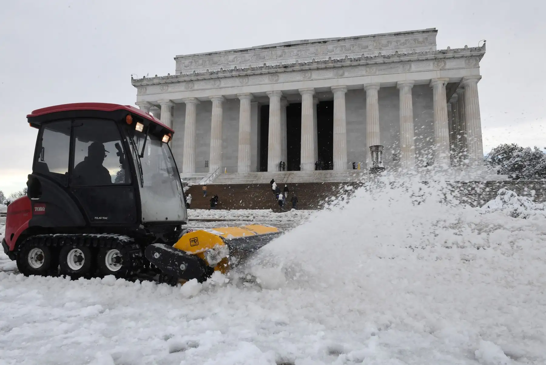Un quitanieves quita la nieve en los terrenos del Lincoln Memorial después de una tormenta invernal sobre la región de la capital el 3 de enero de 2022 en Washington, DC.
Foto: AFP