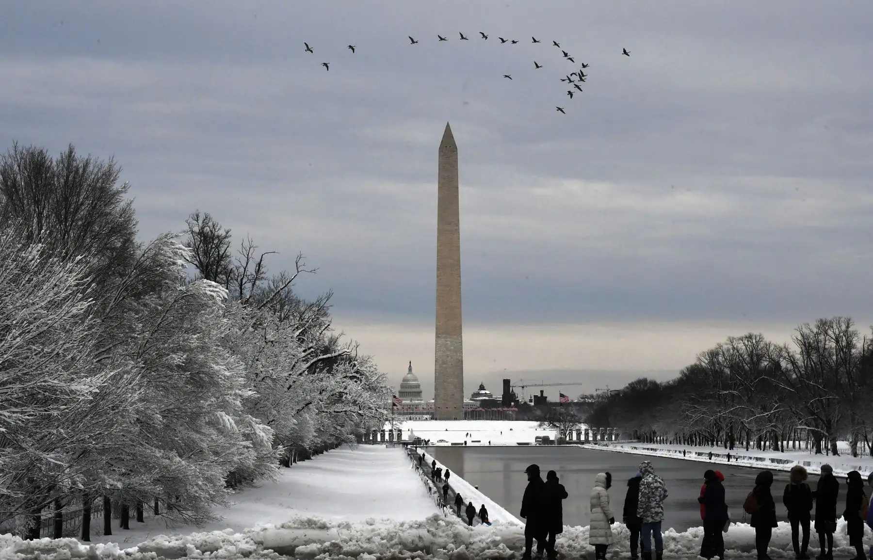 El Monumento a Washington y el Capitolio de los Estados Unidos al fondo, después de una tormenta invernal sobre la región de la capital el 3 de enero de 2022 en Washington, DC . 
Foto: AFP