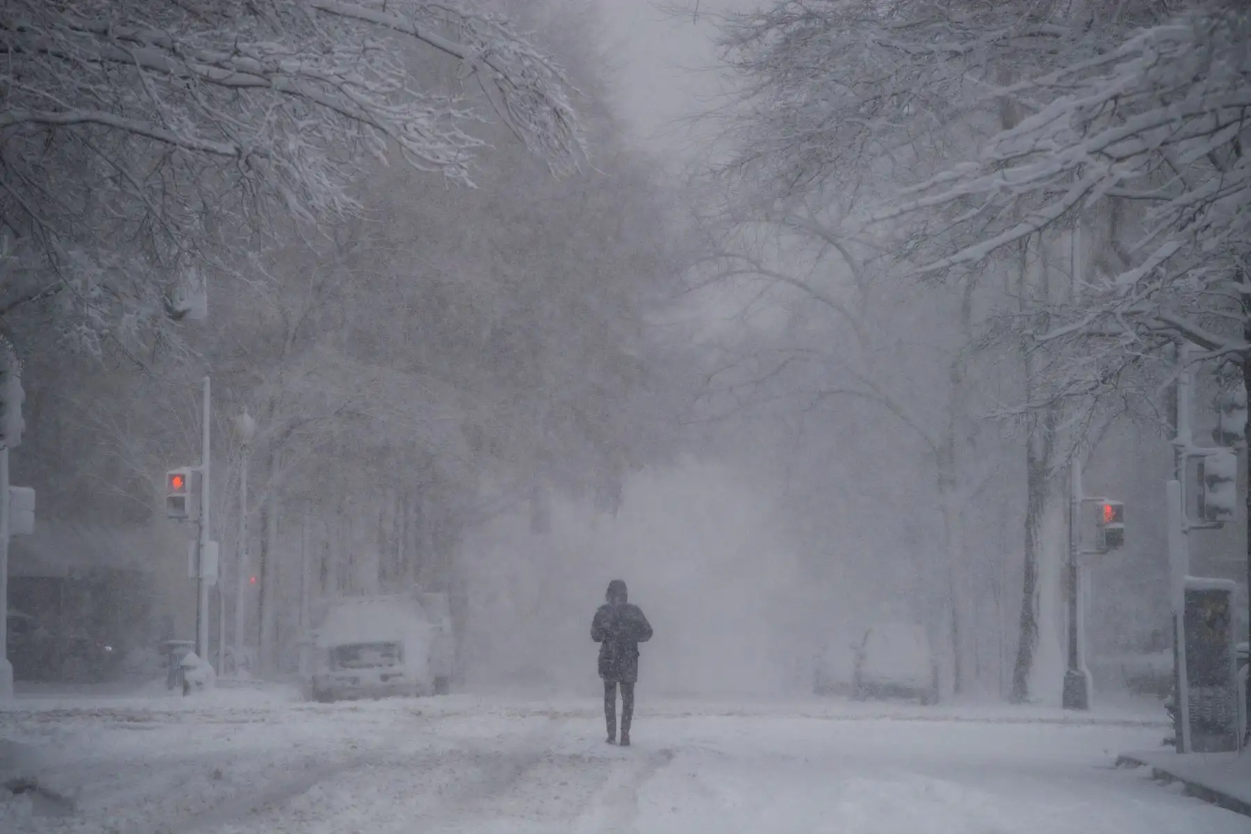 Un hombre camina por una calle durante una tormenta de nieve en el centro de Washington, DC el 3 de enero de 2022. Una tormenta de invierno está trayendo fuertes nevadas a Washington, DC y la región del Atlántico medio el lunes.
Foto: AFP