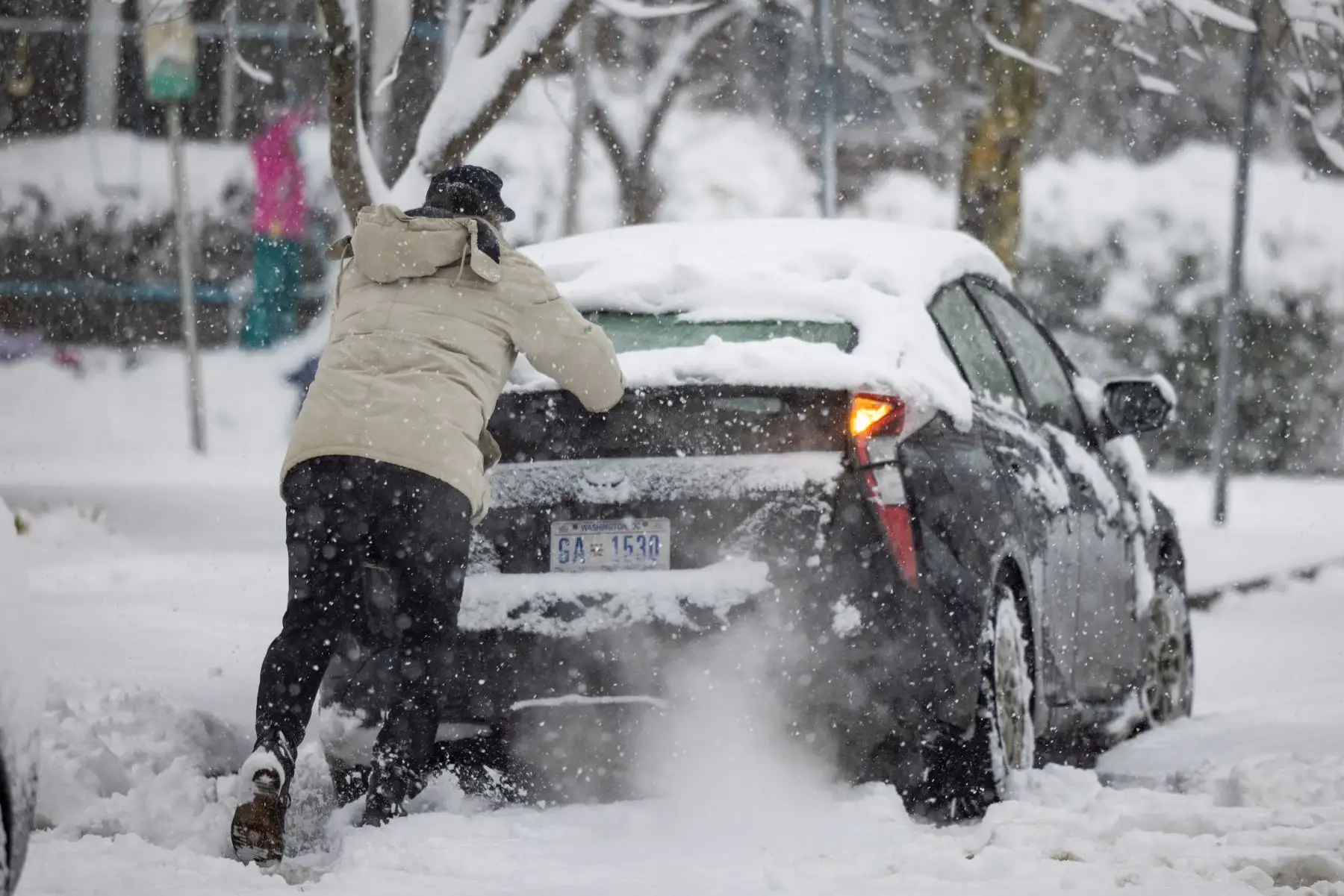 Numerosos autos se atascaron durante una tormenta de nieve en Washington, DC, EE. UU., 03 de enero de 2022. El Distrito espera hasta veinte centímetros de nieve de su primera tormenta invernal de la temporada. 
Foto: EFE