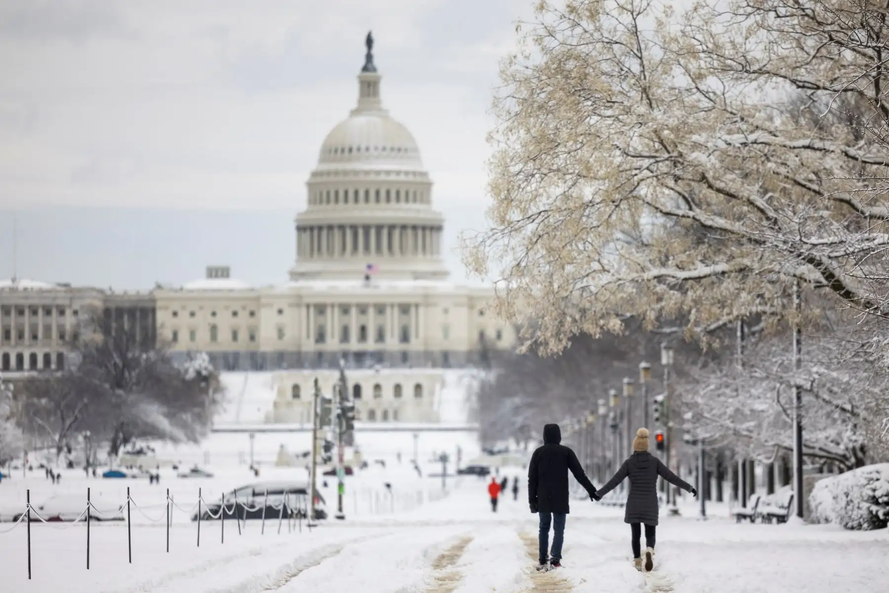 Una pareja camina por el National Mall durante una tormenta de nieve en Washington, DC, EE. UU., 03 de enero de 2022.
Foto: EFE