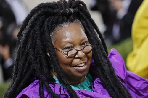 Whoopi Goldberg, de 66 años, ya recibió su refuerzo y presenta síntomas "muy, muy leves" de covid-19. Foto: EFE