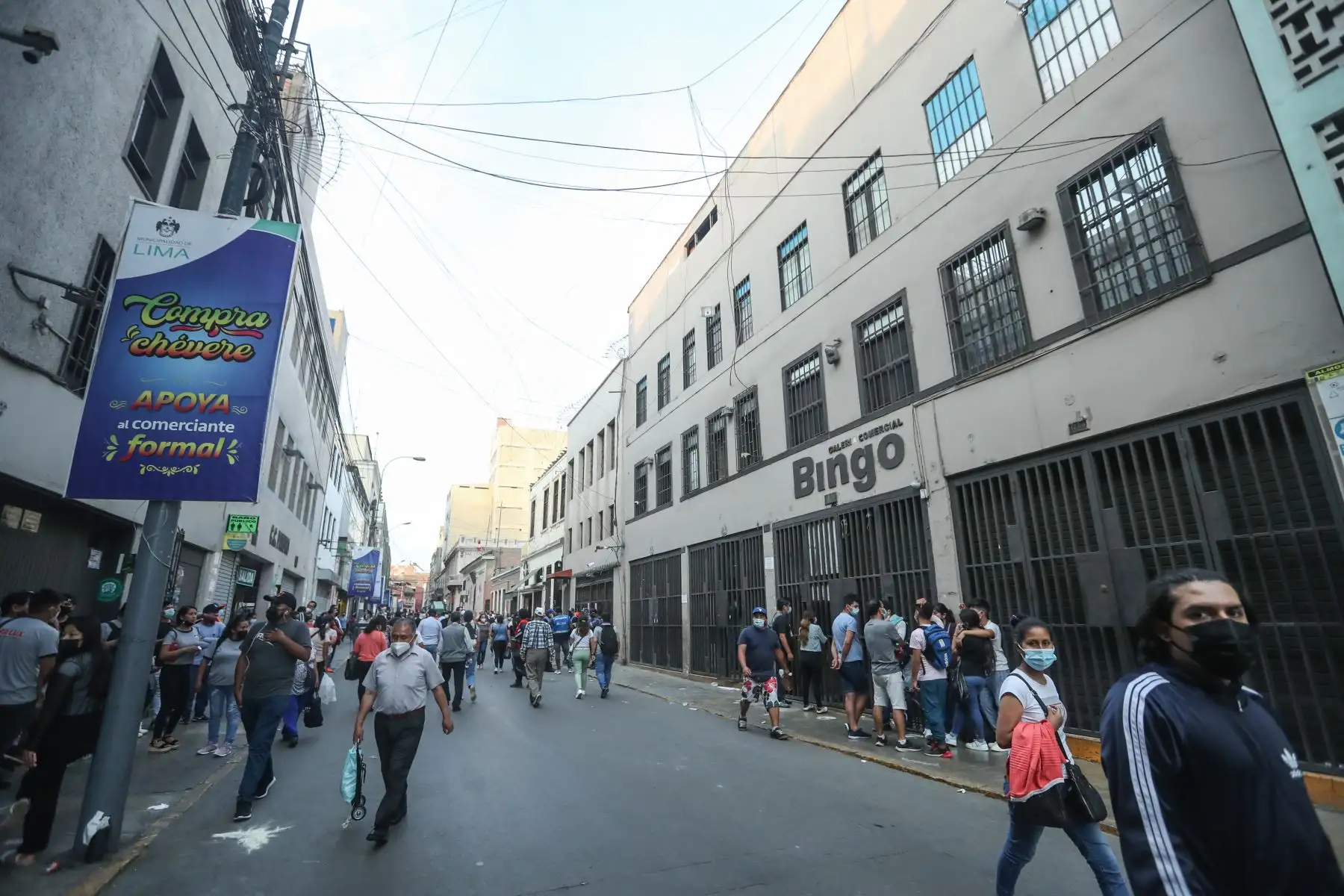 Hoy se registro un incendio en galeria de la cuadra 10 del jirón Paruro, en Mesa Redonda, gracias a la rápida antención de los bomberos y las personal de la municipalidad de Lima se logró controlar la emergencia.
Foto: ANDINA/Carla Patiño