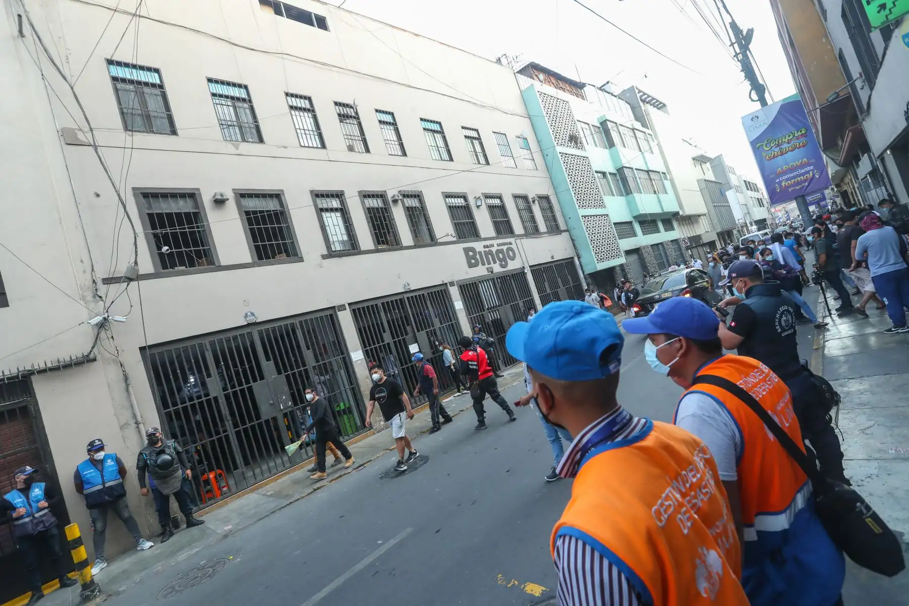 Incendio registrado en una galería de la cuadra 10 del Jirón Paruro en el Centro de Lima pudo ser controlado gracias a la rápida acción de los Bomberos y la Municipalidad de Lima a través de su gerencia de control de riesgo y desastres. Foto: ANDINA/Carla Patiño
