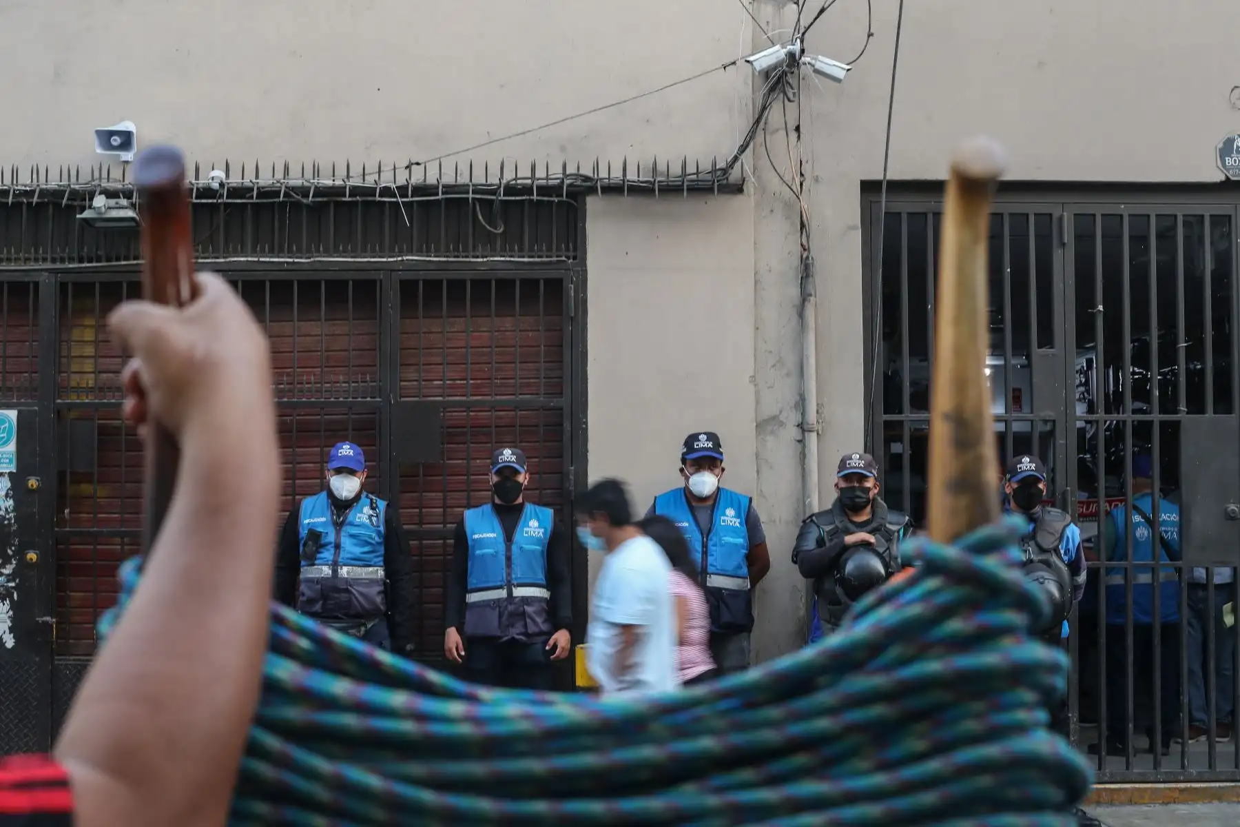 Incendio registrado en una galería de la cuadra 10 del Jirón Paruro en el Centro de Lima pudo ser controlado gracias a la rápida acción de los Bomberos y la Municipalidad de Lima a través de su gerencia de control de riesgo y desastres. Foto: ANDINA/Carla Patiñoo