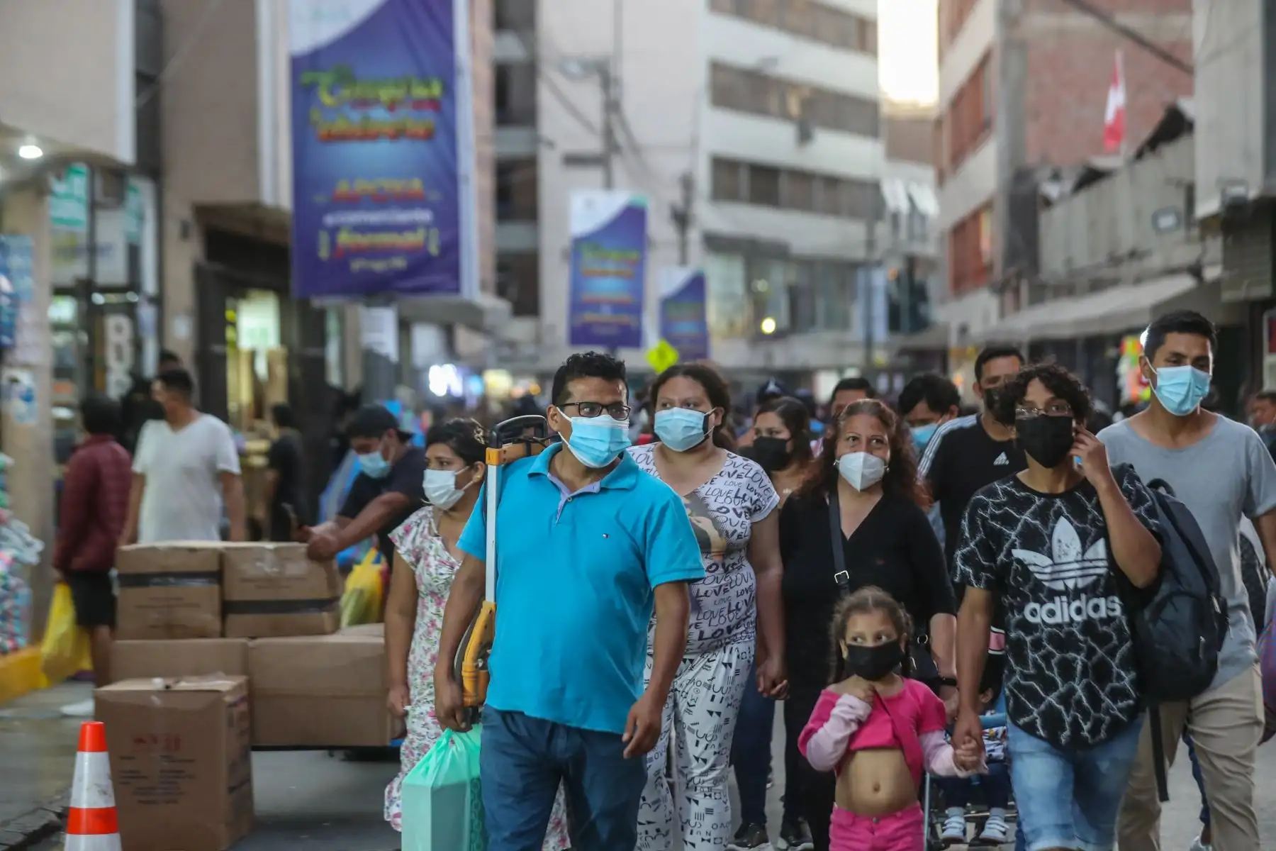 Incendio registrado en una galería de la cuadra 10 del Jirón Paruro en el Centro de Lima pudo ser controlado gracias a la rápida acción de los Bomberos y la Municipalidad de Lima a través de su gerencia de control de riesgo y desastres. Foto: ANDINA/Carla Patiño