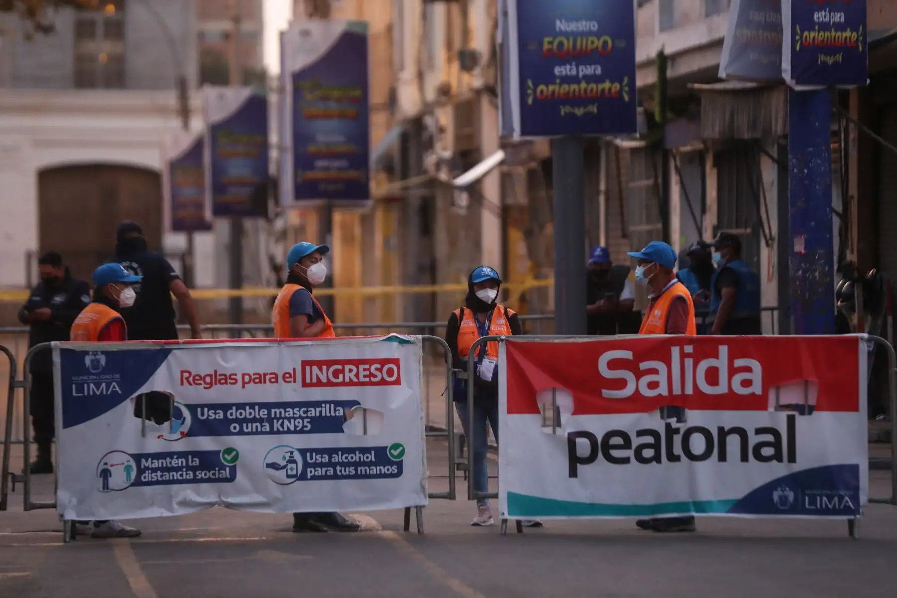 Incendio registrado en una galería de la cuadra 10 del Jirón Paruro en el Centro de Lima pudo ser controlado gracias a la rápida acción de los Bomberos y la Municipalidad de Lima a través de su gerencia de control de riesgo y desastres. Foto: ANDINA/Carla Patiño