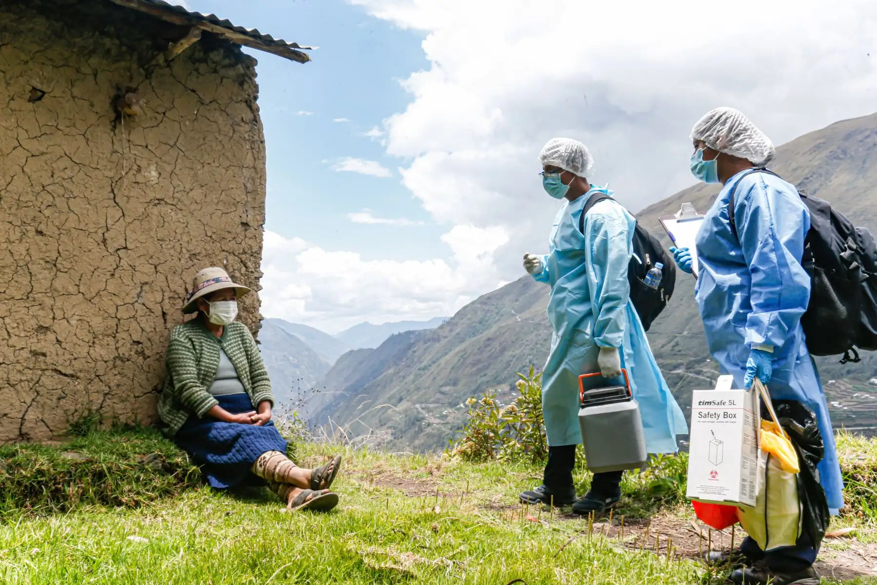 La exposición fotográfica “Volver a vivir: Rastros y rostros de la pandemia en el Perú”, se realizará del 6 de diciembre al 30 de enero de 2022, y comprende un total de 60 fotografías que retratan el inicio de la pandemia hasta el actual momento del proceso de vacunación anticovid en nuestro país.
Foto: ANDINA/MINSA