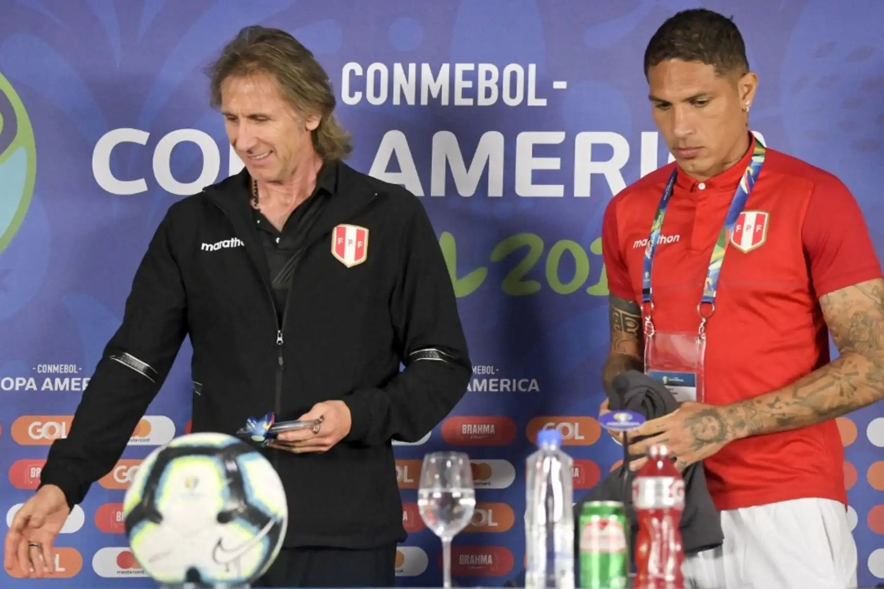 Paolo Guerrero junto al ex director técnico de la Selección Peruana, Ricardo Gareca, en una conferencia de prensa. Foto: Difusión