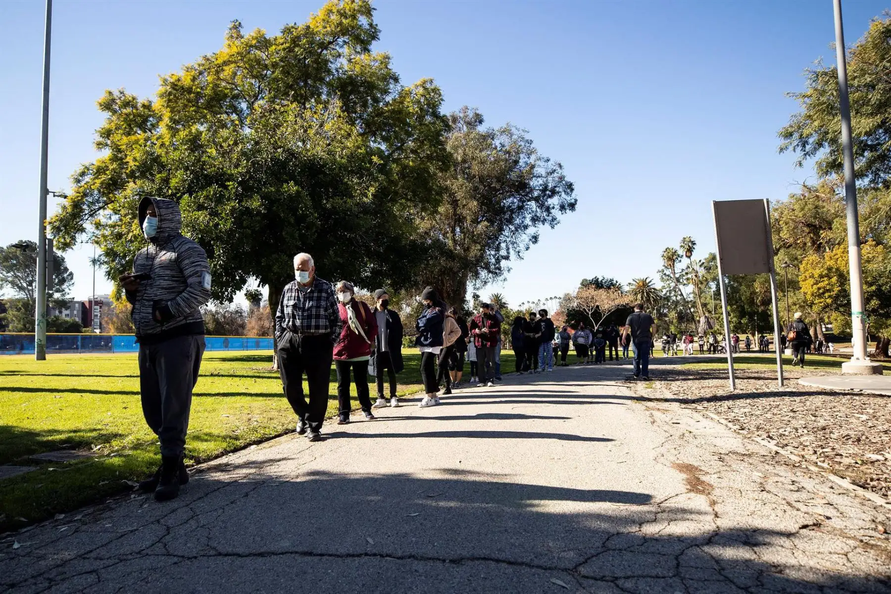 Cientos de personas hacen fila para hacerse la prueba de Covid-19 en el sitio de pruebas de Lincoln Park en Los Ángeles, California, EE. UU. Foto: EFE