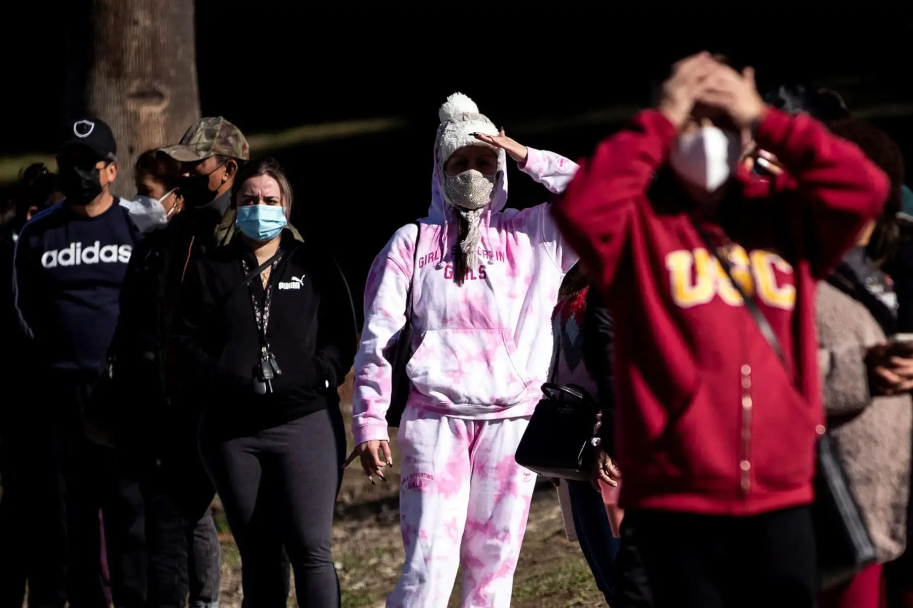 Cientos de personas hacen fila para hacerse la prueba de Covid-19 en el sitio de pruebas de Lincoln Park en Los Ángeles, California, EE. UU. Foto: EFE