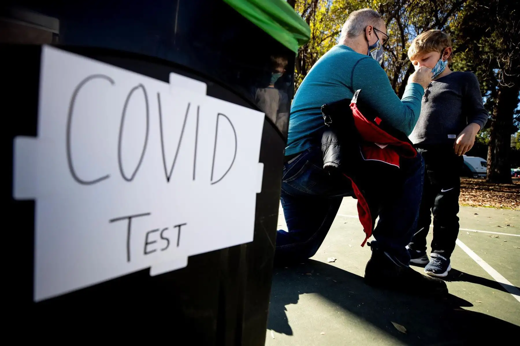 Cientos de personas hacen fila para hacerse la prueba de Covid-19 en el sitio de pruebas de Lincoln Park en Los Ángeles, California, EE. UU. Foto: EFE