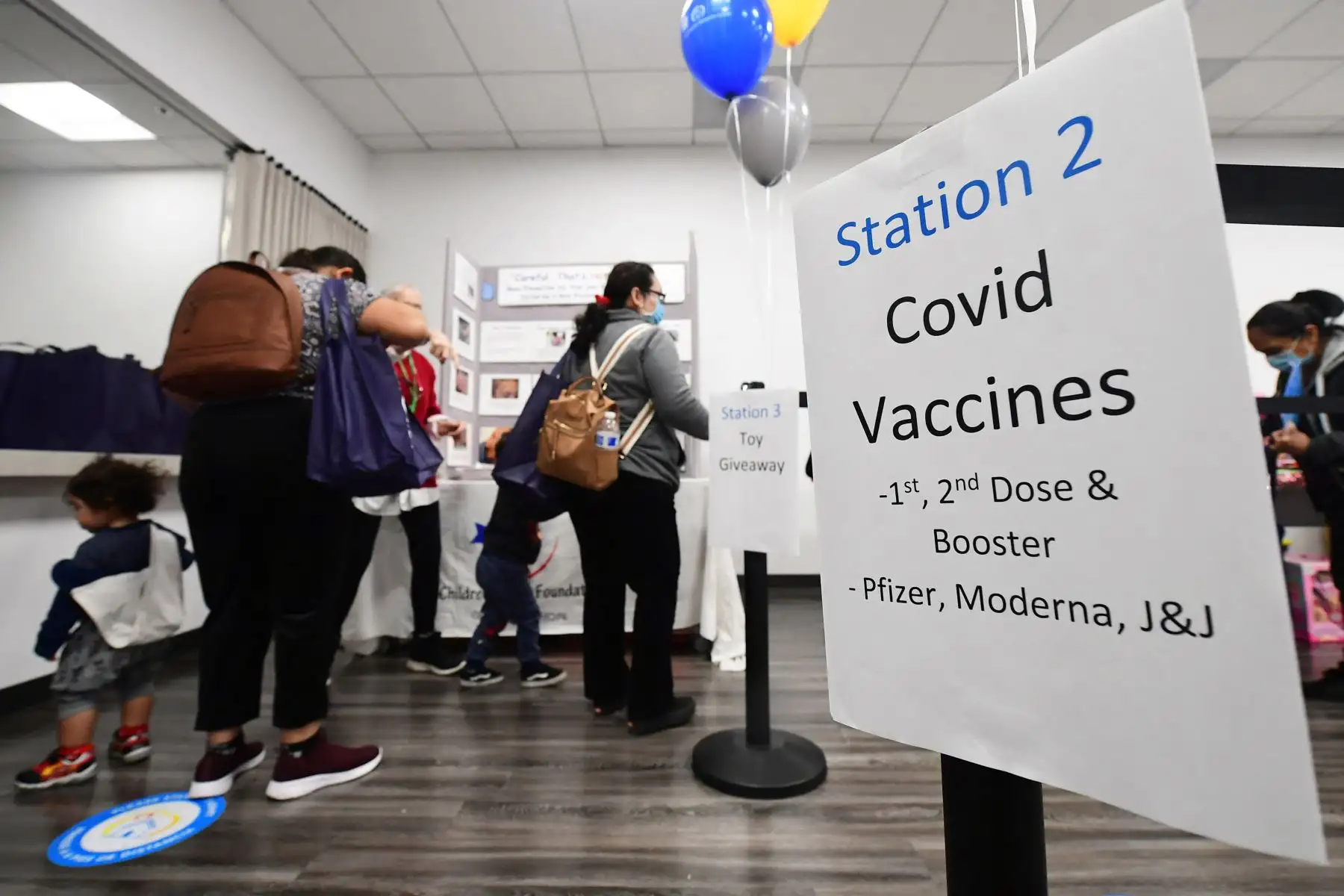 Las personas llegan a una clínica de vacunación Covid-19 en Los Ángeles, California. Foto: AFP