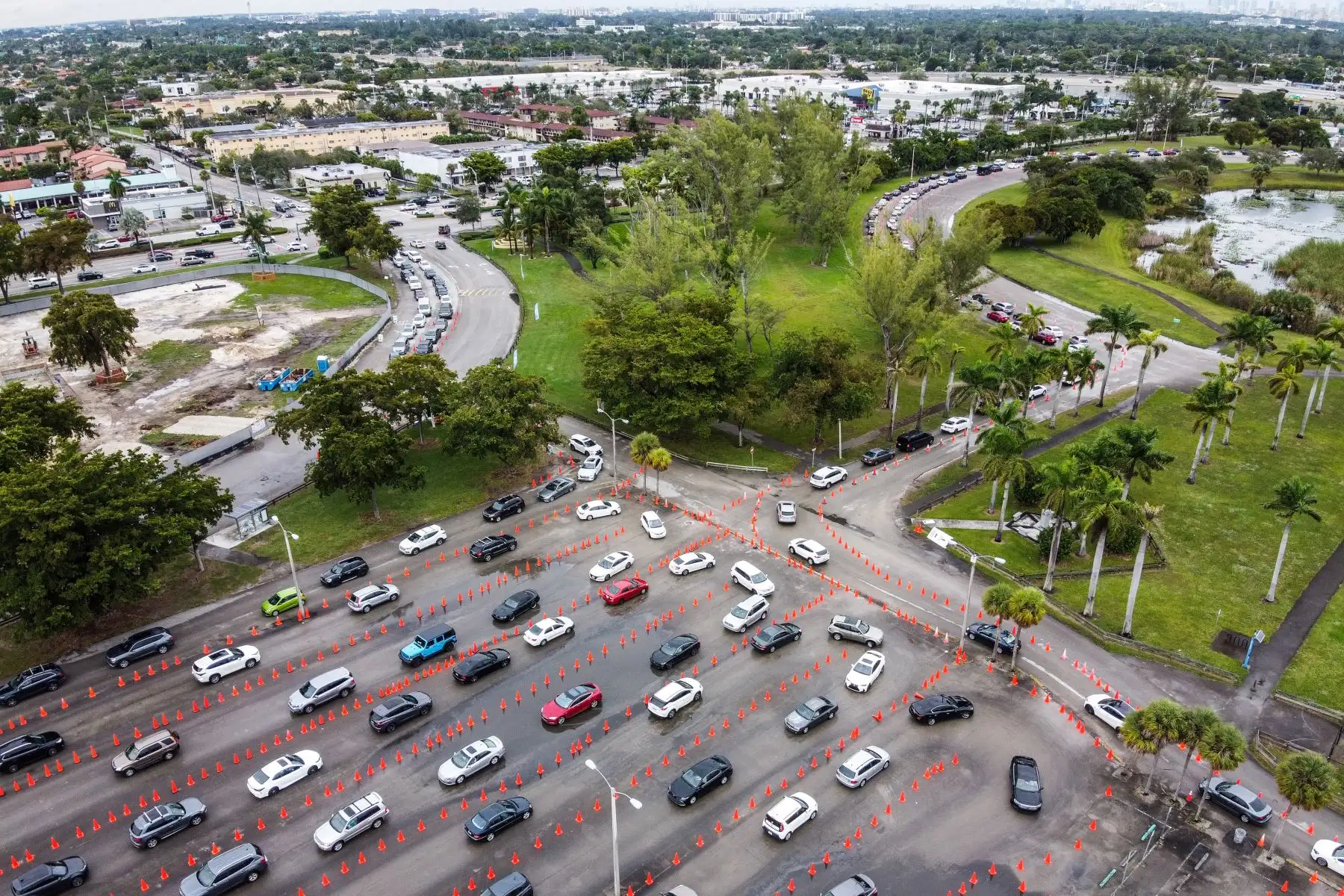 En esta vista aérea, los autos se alinean en un sitio de prueba de Covid-19 en Tropical Park en Miami, Florida. Foto: AFP