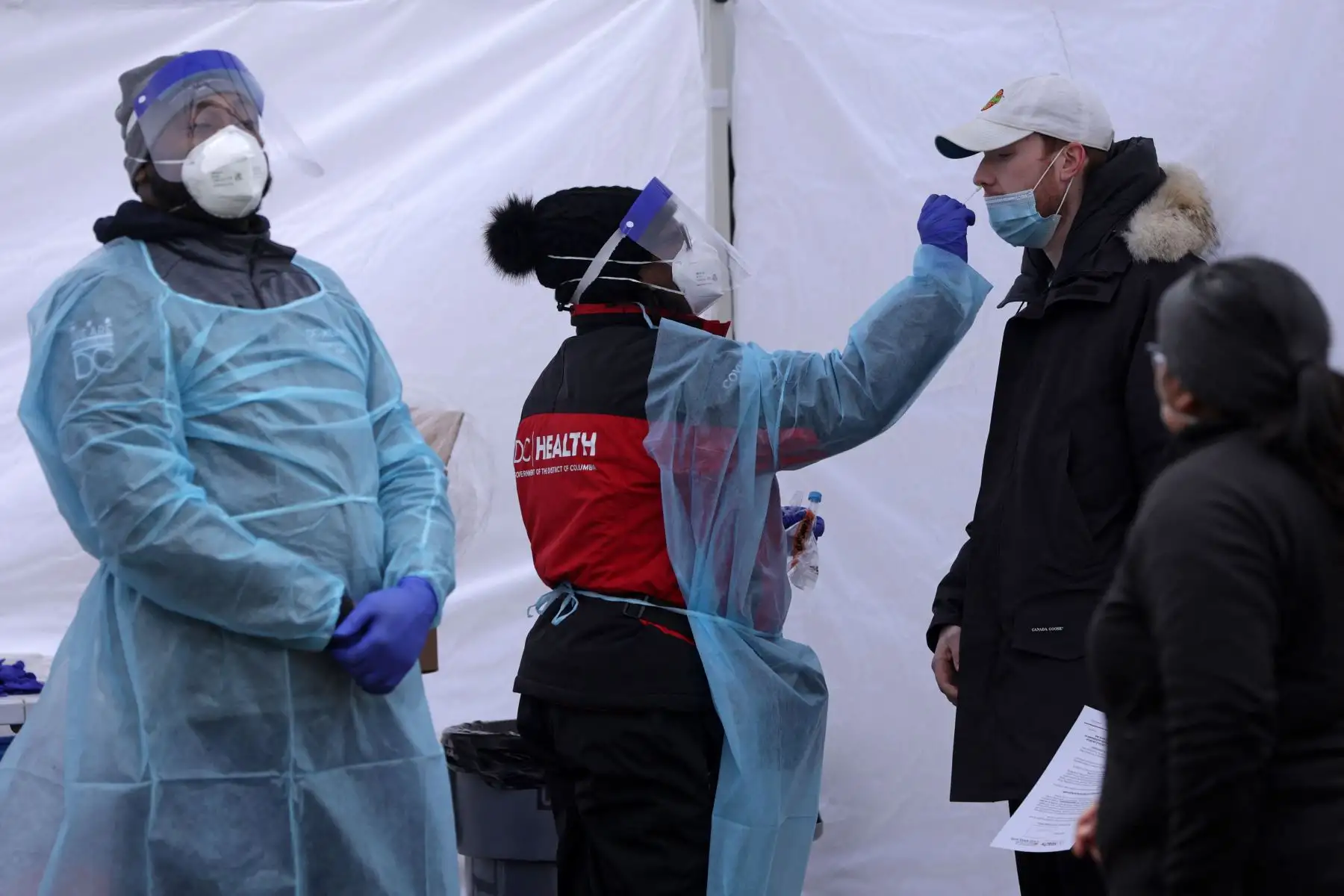 Un residente local se hace la prueba de Covid-19 en un sitio de prueba gratuito en Farragut Square a medida que aumentan los casos de coronavirus en Washington, DC. Foto: AFP