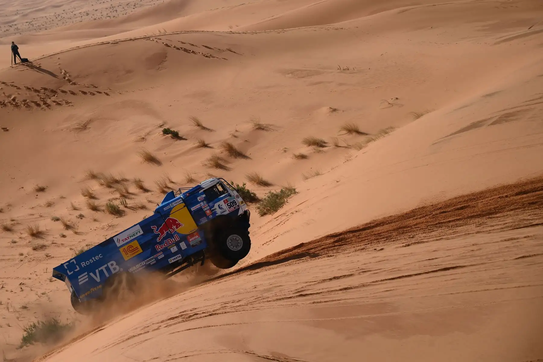 El piloto ruso de Kamaz, Andrey Karginov, y los copilotos Andrey Mokeev e Ivan Malkov compiten durante la tercera etapa del Rally Dakar 2022 entre las áreas sauditas de al-Artawiya y al-Qaysumah. Foto: AFP