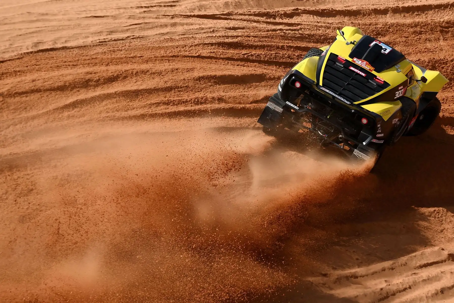 El piloto francés Christian Lavieille y el copiloto Johnny Aubert de Francia compiten durante la etapa 3 del Rally Dakar 2022 entre las áreas sauditas de al-Artawiya y al-Qaysumah. Foto: AFP