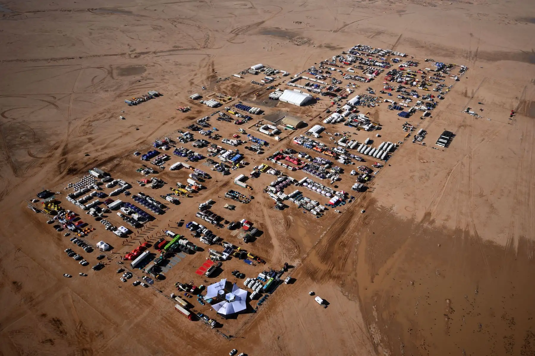 Esta fotografía aérea muestra una vista general del vivac en Al Qaysumah durante la Etapa 3 del Rally Dakar 2022 entre las áreas saudíes de al-Artawiya y al-Qaysumah. Foto: AFP