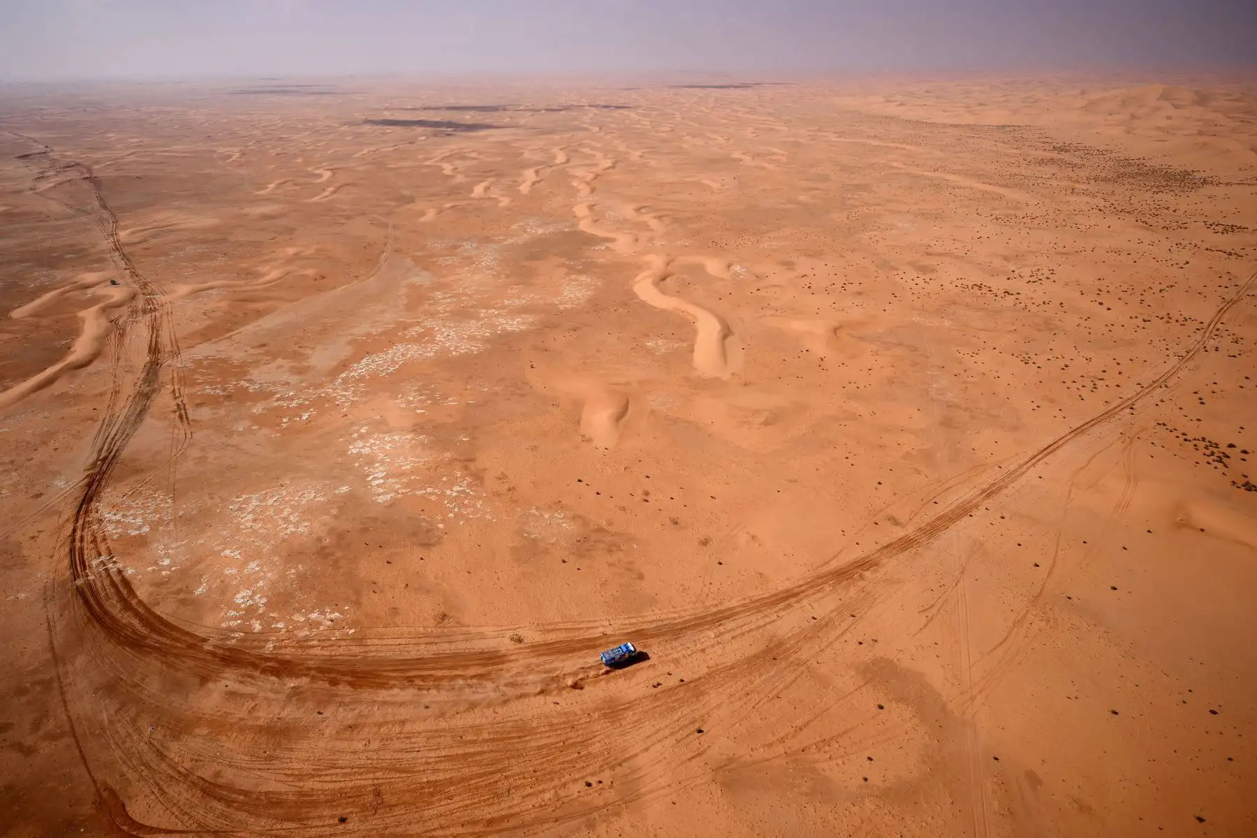 El piloto ruso de Kamaz, Andrey Karginov, y los copilotos Andrey Mokeev e Ivan Malkov compiten durante la tercera etapa del Rally Dakar 2022 entre las áreas sauditas de al-Artawiya y al-Qaysumah. Foto: AFP