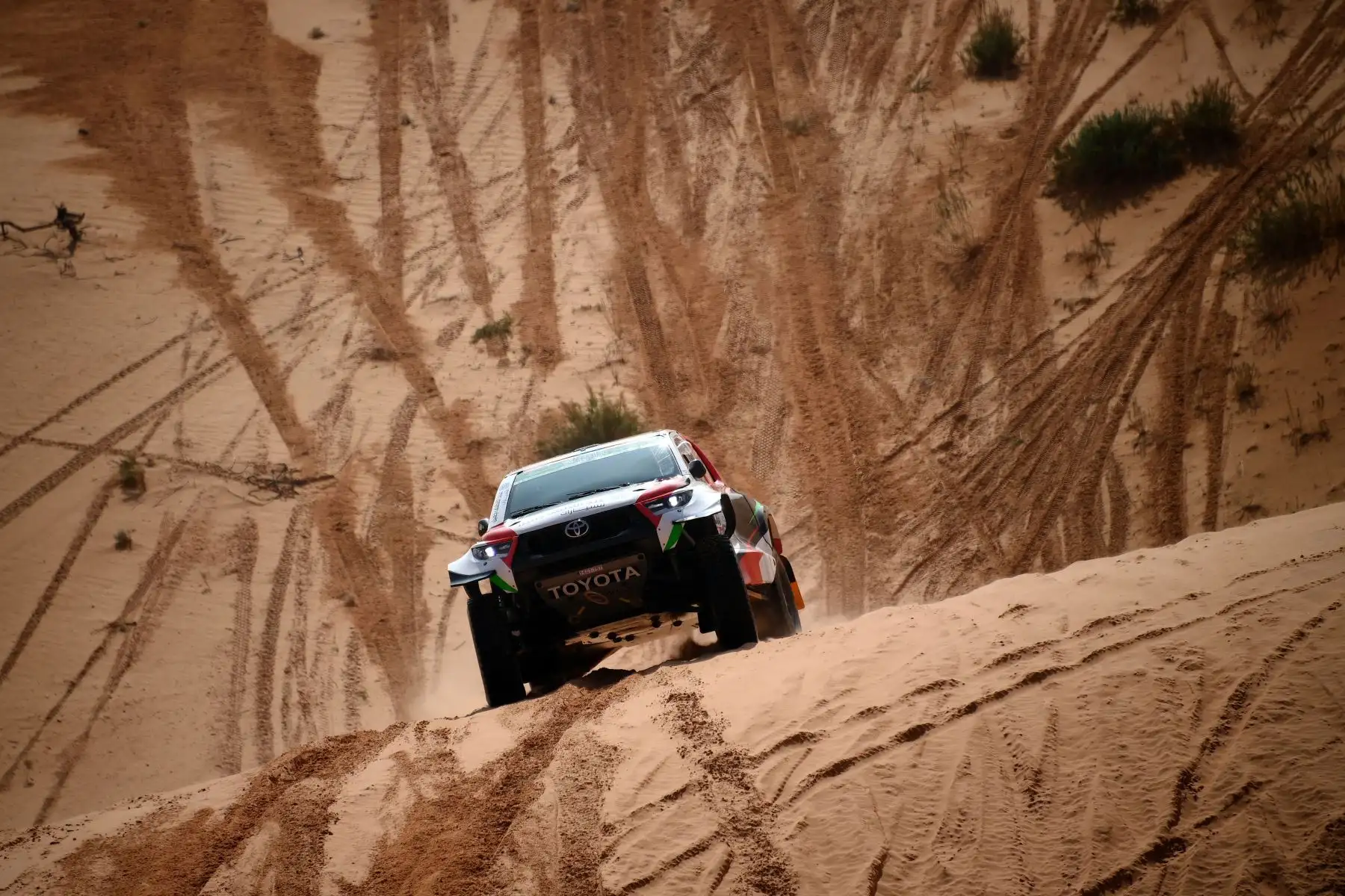 El piloto de Toyota Yazeed Al Rajhi de Arabia Saudita y el copiloto británico Michael Orr compiten durante la tercera etapa del Rally Dakar 2022 entre las áreas saudíes de al-Artawiya y al-Qaysumah. Foto: AFP