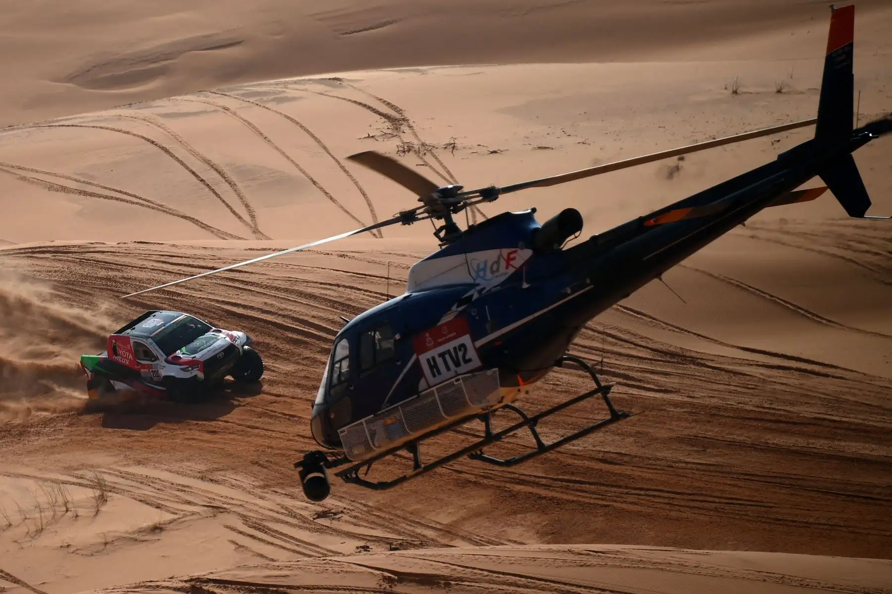 El piloto de Toyota Yazeed Al Rajhi de Arabia Saudita y el copiloto británico Michael Orr compiten durante la tercera etapa del Rally Dakar 2022 entre las áreas saudíes de al-Artawiya y al-Qaysumah. Foto: AFP