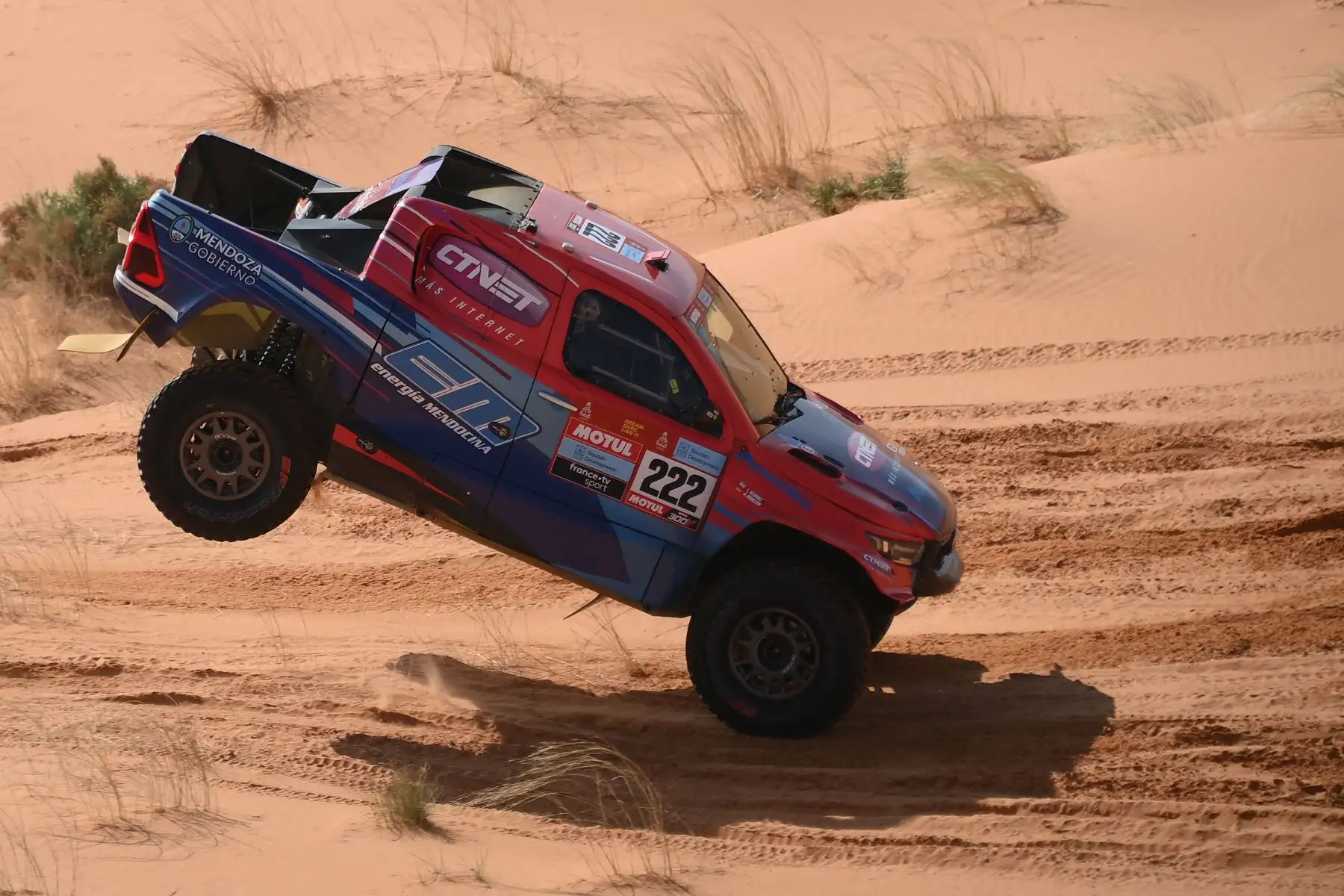 El piloto argentino Lucio Álvarez y el copiloto Armand Monleon de España compiten durante la etapa 3 del Rally Dakar 2022 entre las áreas saudíes de al-Artawiya y al-Qaysumah. Foto: AFP