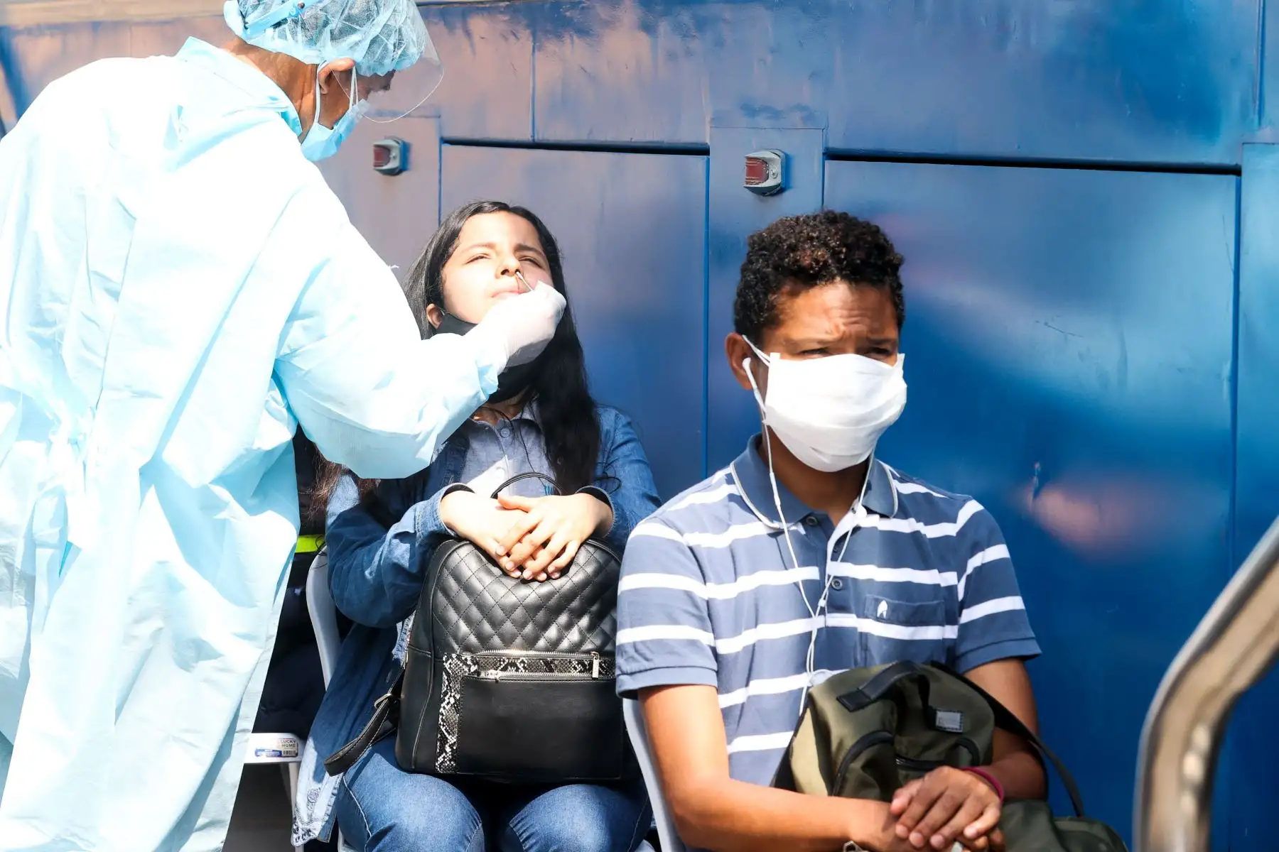 El Ministerio de Salud realiza las pruebas de descarte de covid-19 en el centro de Lima. Foto: ANDINA/ Vidal Tarqui