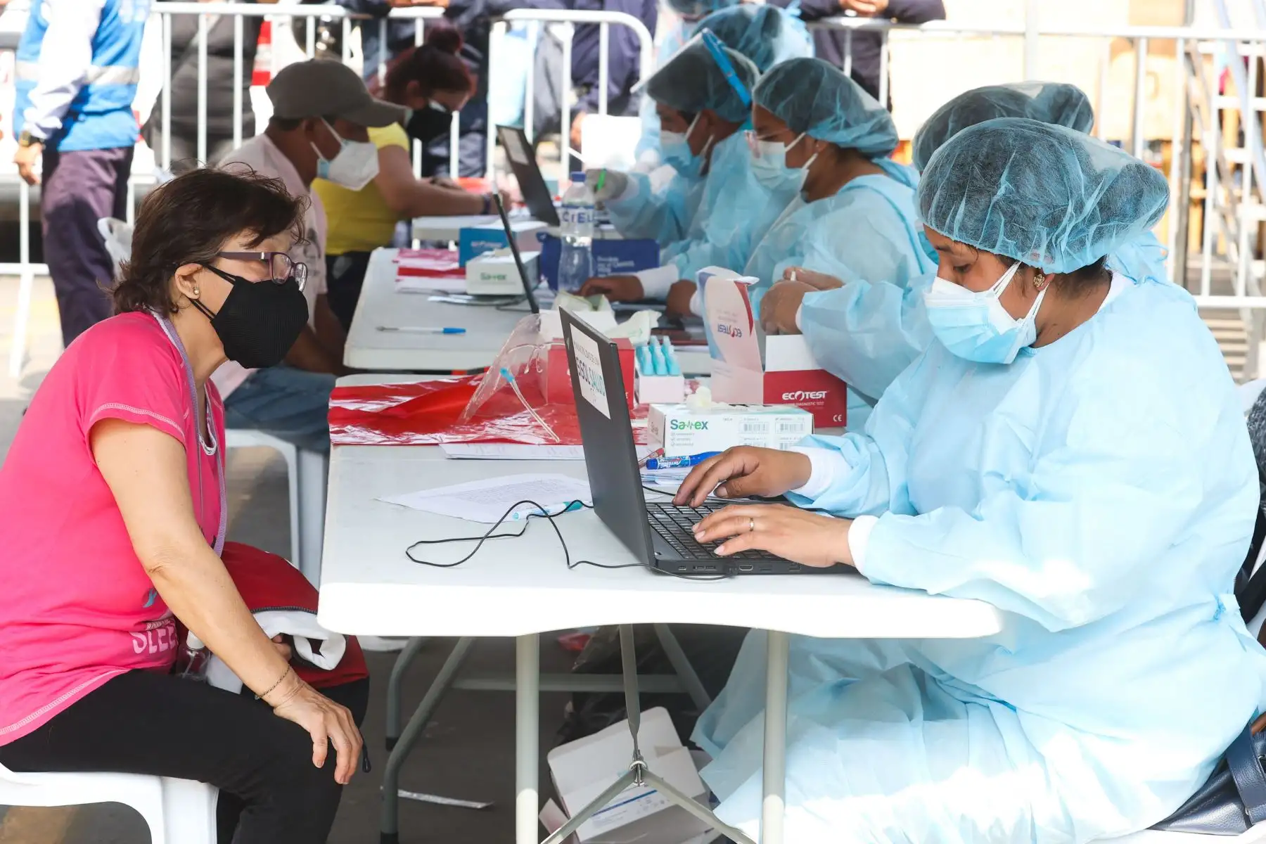 El Ministerio de Salud realiza las pruebas de descarte de covid-19 en el centro de Lima. Foto: ANDINA/ Vidal Tarqui