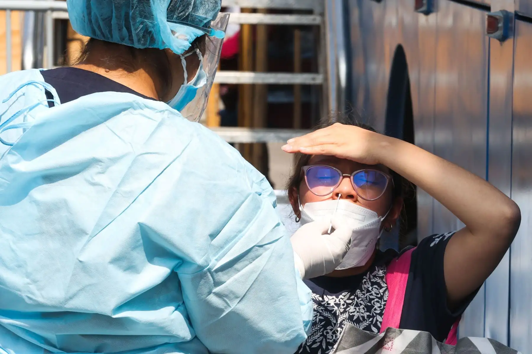 El Ministerio de Salud realiza las pruebas de descarte de covid-19 en el centro de Lima. Foto: ANDINA/ Vidal Tarqui