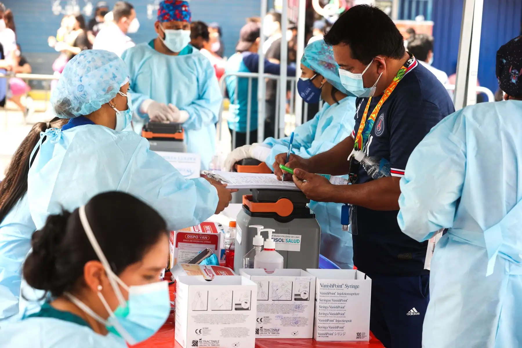 El Ministerio de Salud realiza las pruebas de descarte de covid-19 en el centro de Lima. Foto: ANDINA/ Vidal Tarqui