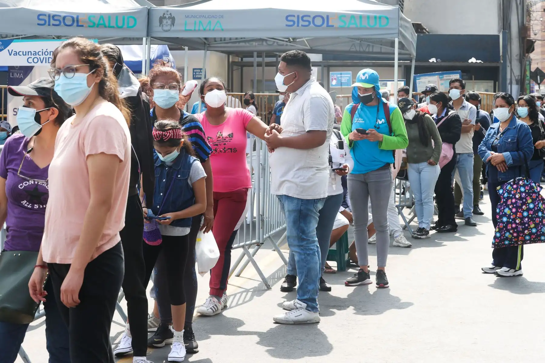 El Ministerio de Salud realiza las pruebas de descarte de covid-19 en el centro de Lima. Foto: ANDINA/ Vidal Tarqui