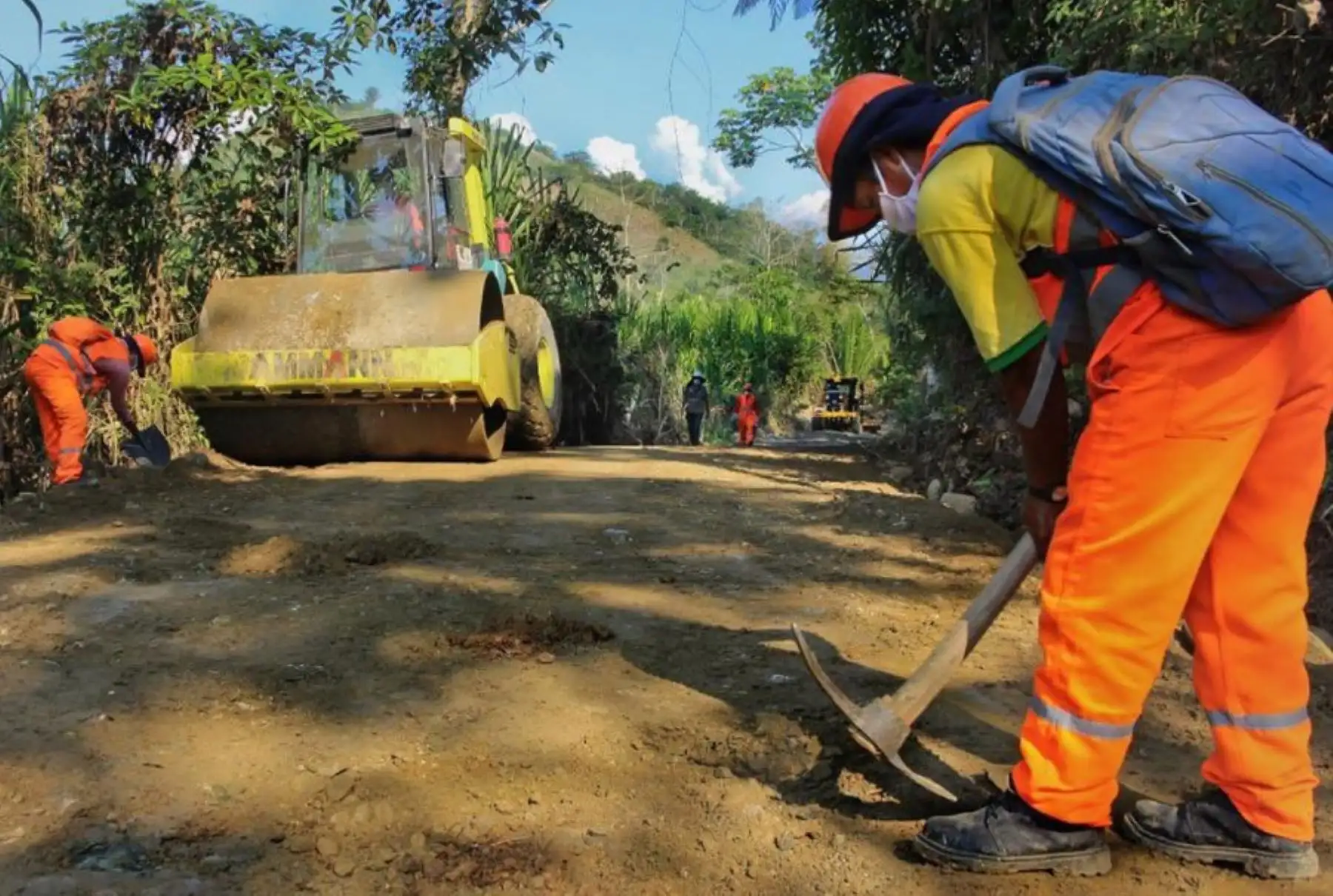 Durante el tiempo de ejecución se realizarán trabajos de trazo, nivelación y replanteo, afirmado, construcción de cunetas, alcantarillas y badenes, instalación de señalizaciones (informativas, preventivas y ambientales) e hitos kilométricos en todo el trayecto.