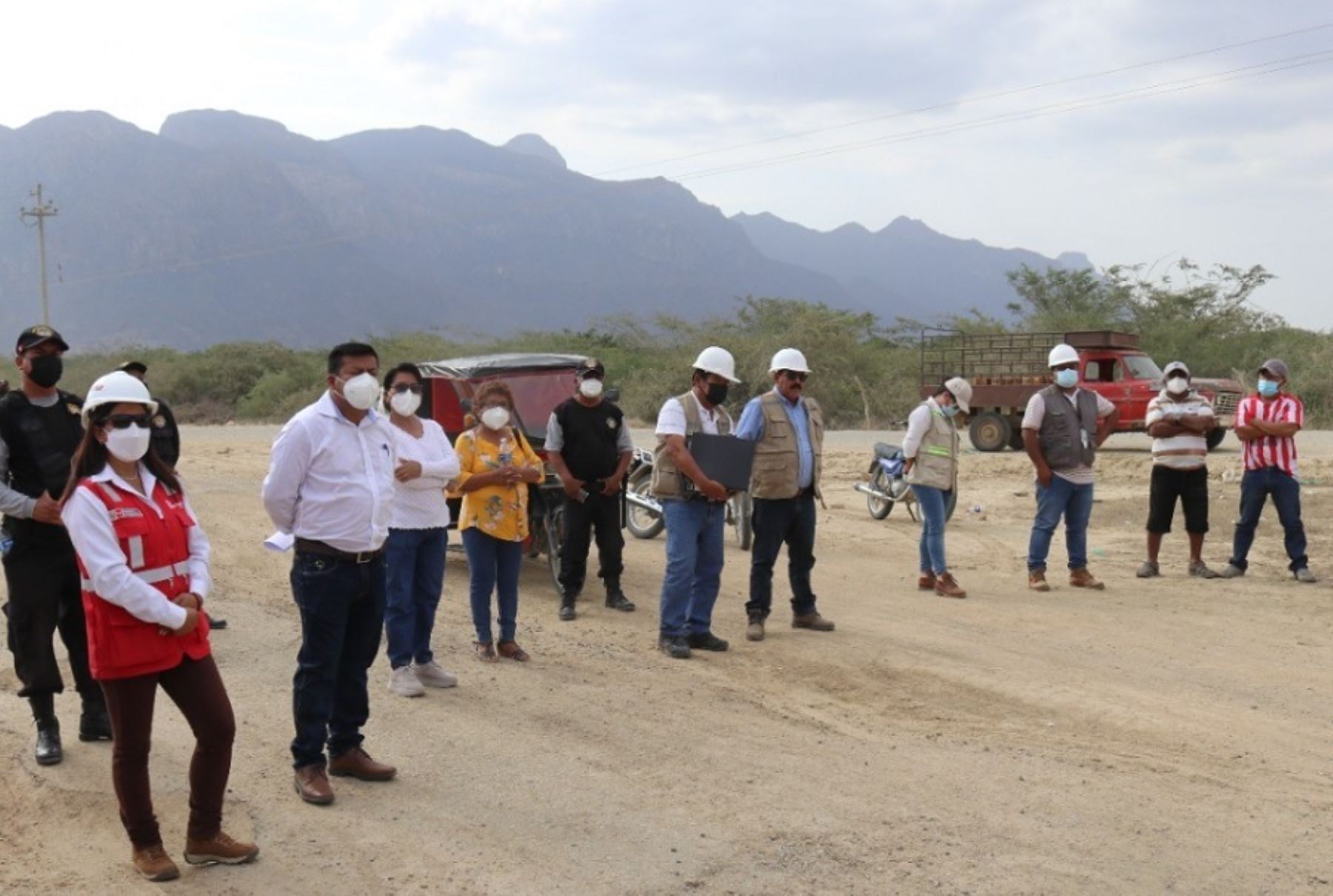 Gracias al trabajo conjunto entre la Autoridad de la Reconstrucción con Cambios (ARCC) y la Municipalidad Distrital de Olmos, se inició la rehabilitación de las vías de acceso de Valle Viejo Olmos- caserío Las Norias y La Algodonera, ubicado en el distrito de Olmos.