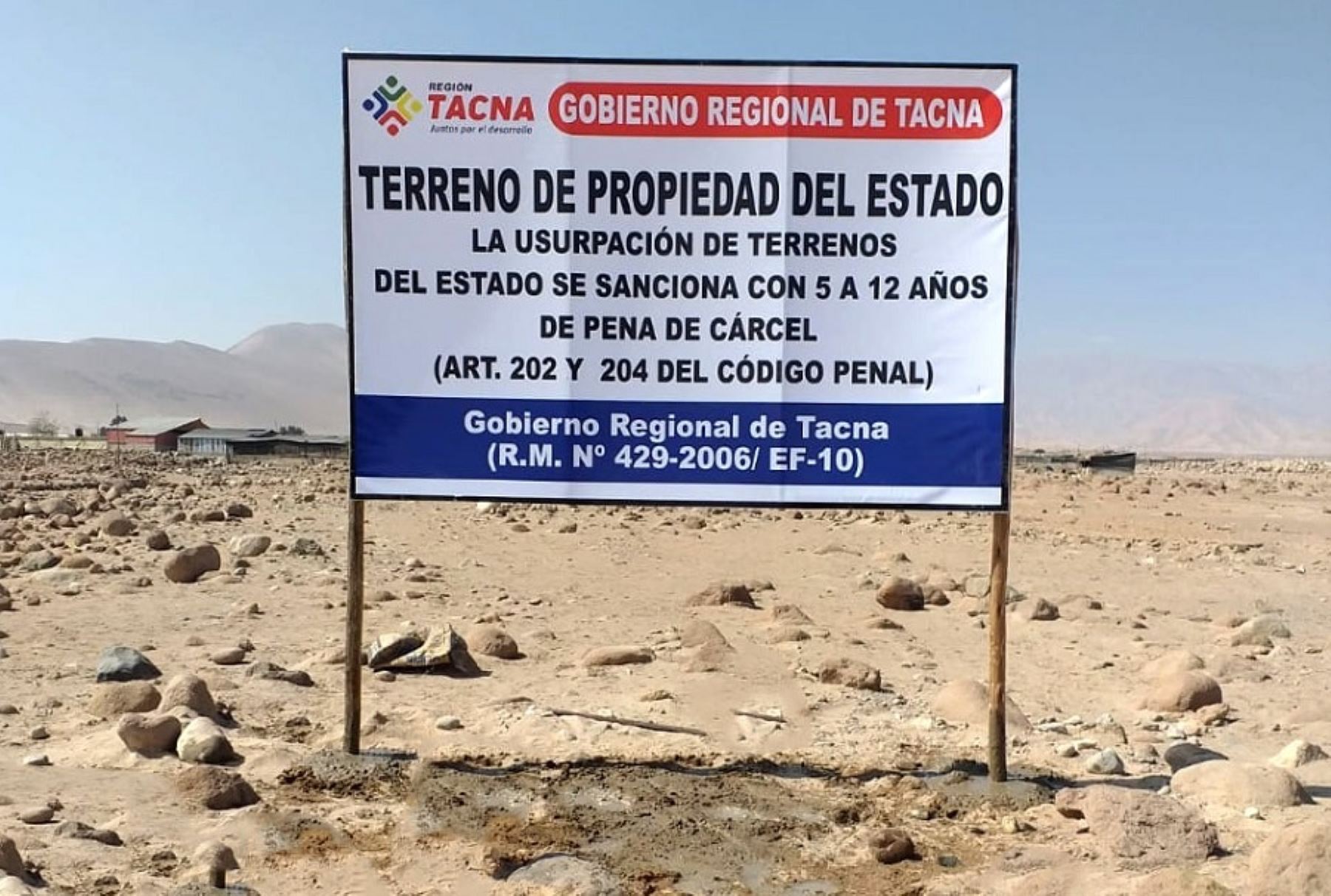Cumpliendo su misión de resguardar los bienes del Estado, personal de la Procuraduría del Gobierno Regional de Tacna evitó la invasión de los terrenos ubicados en Cerro Blanco, distrito de Calana, que se encuentran bajo la administración regional.