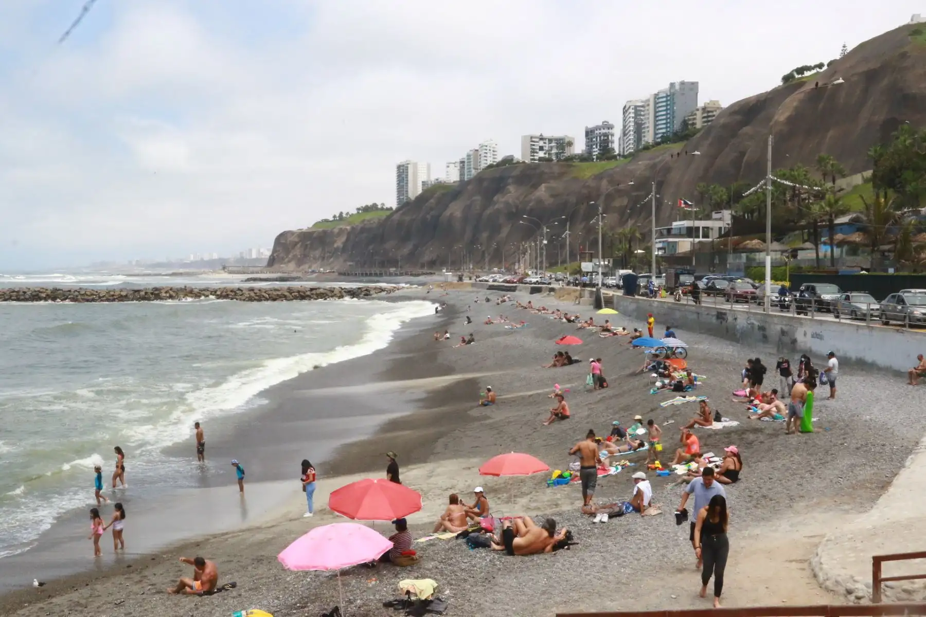 Playas de Chorrillos, Barranco y Miraflores reabrieron hoy al público tras estar cerradas durante cuatro días Foto: ANDINA/Héctor Vinces