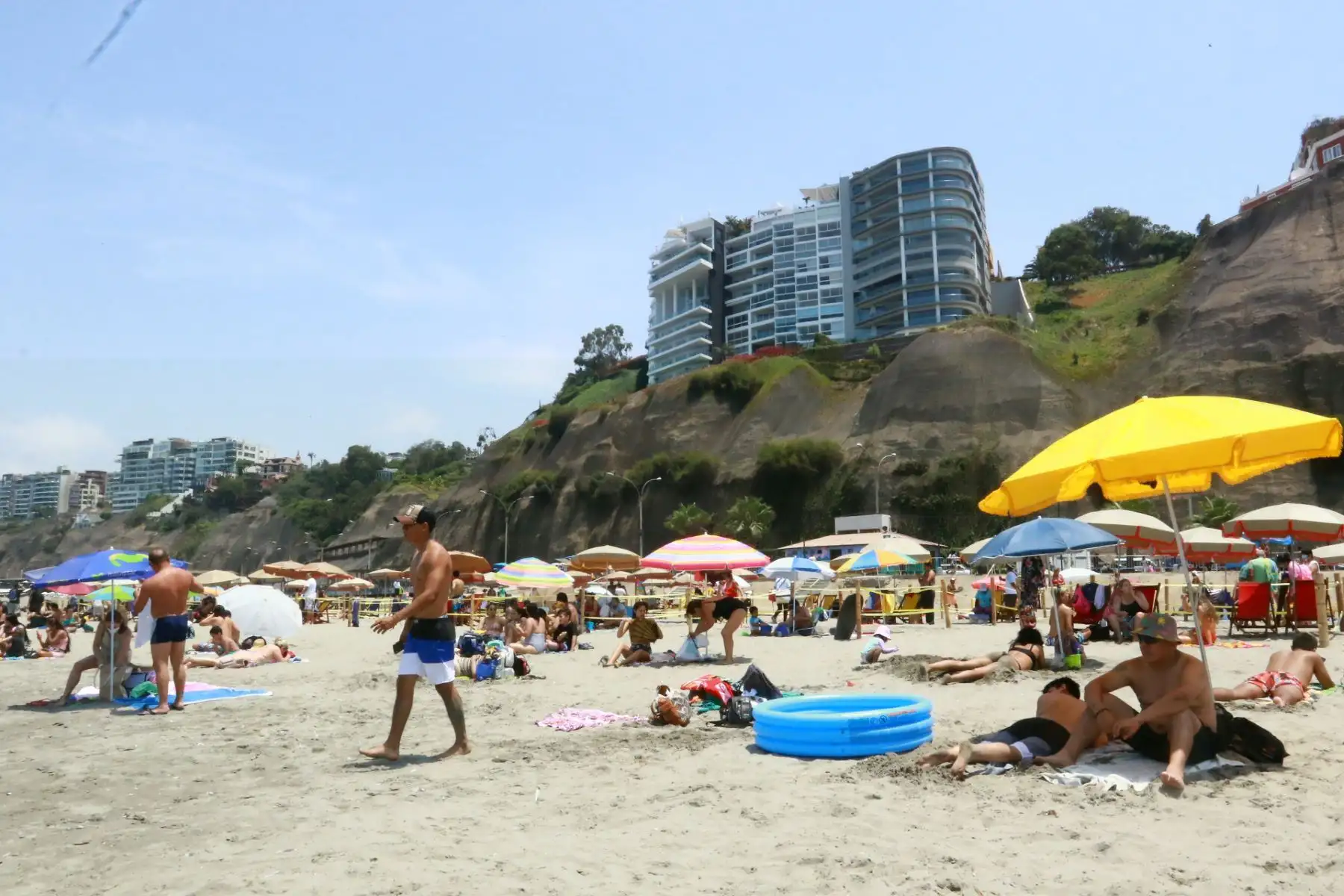 Playas de Chorrillos, Barranco y Miraflores reabrieron hoy al público tras estar cerradas durante cuatro días Foto: ANDINA/Héctor Vinces