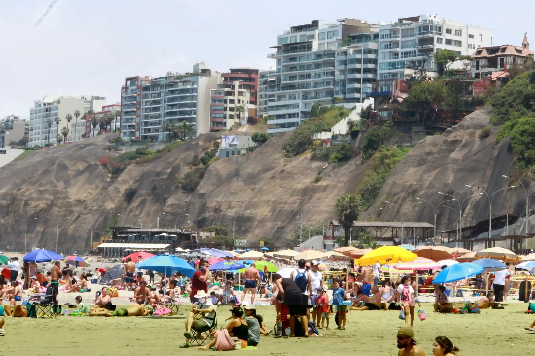 Playas de Chorrillos, Barranco y Miraflores reabrieron hoy al público tras estar cerradas durante cuatro días Foto: ANDINA/Héctor Vinces