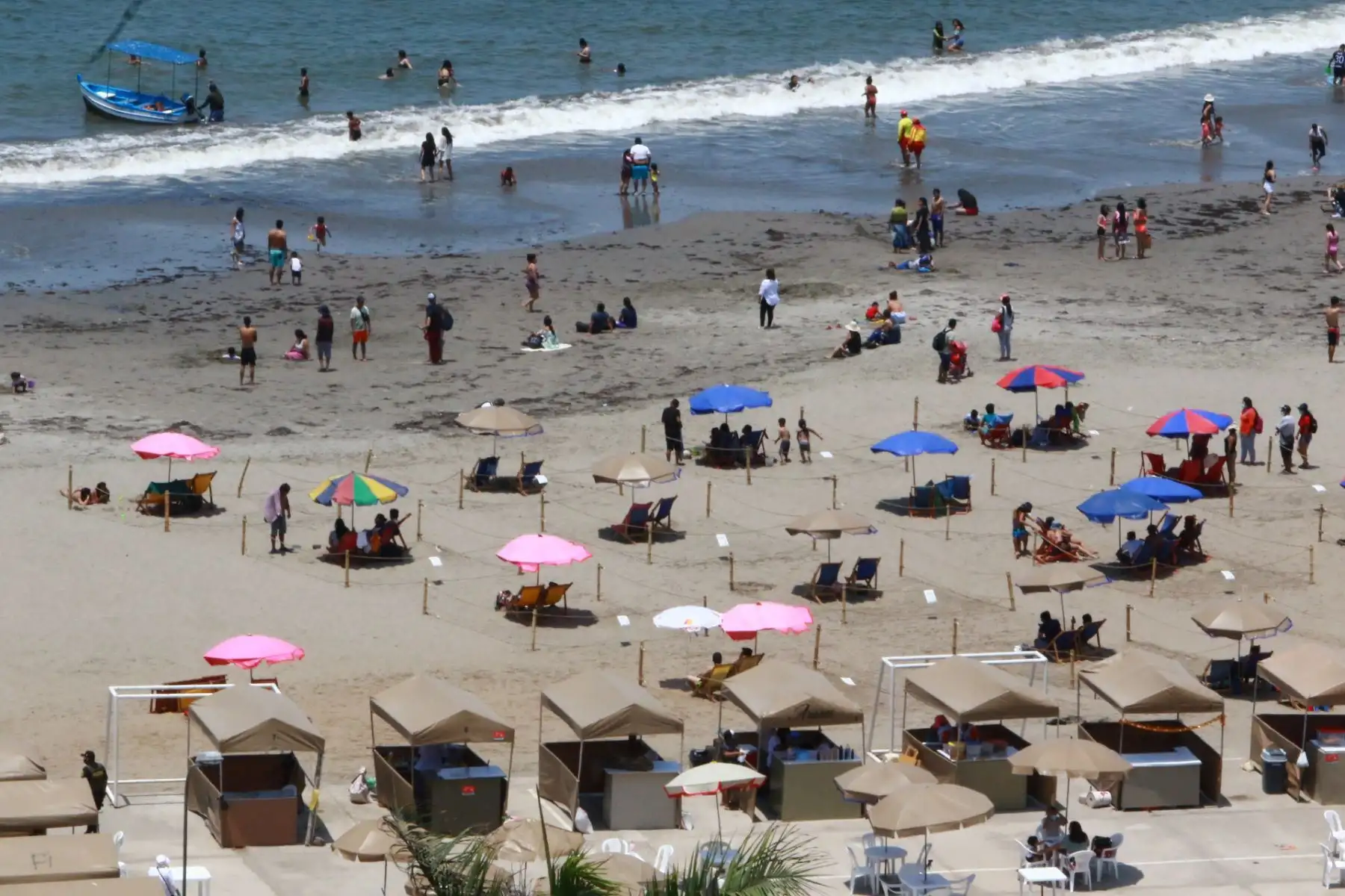 Playas de Chorrillos, Barranco y Miraflores reabrieron hoy al público tras estar cerradas durante cuatro días Foto: ANDINA/Héctor Vinces
