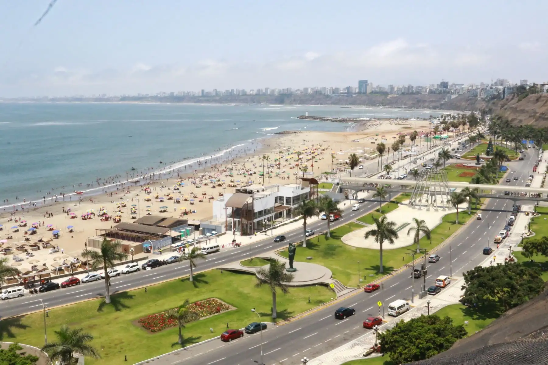 Playas de Chorrillos, Barranco y Miraflores reabrieron hoy al público tras estar cerradas durante cuatro días Foto: ANDINA/Héctor Vinces