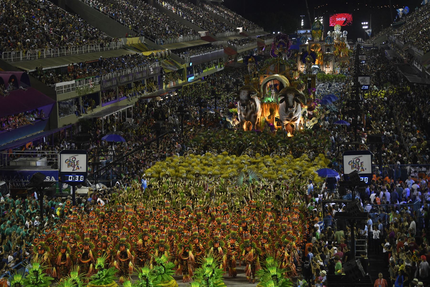 Los miembros de la escuela de samba Vila Isabel actúan durante la última noche del desfile del carnaval en el sambódromo Marqués de Sapucai, en Río de Janeiro, el 24 de febrero del 2020. Foto: AFP.