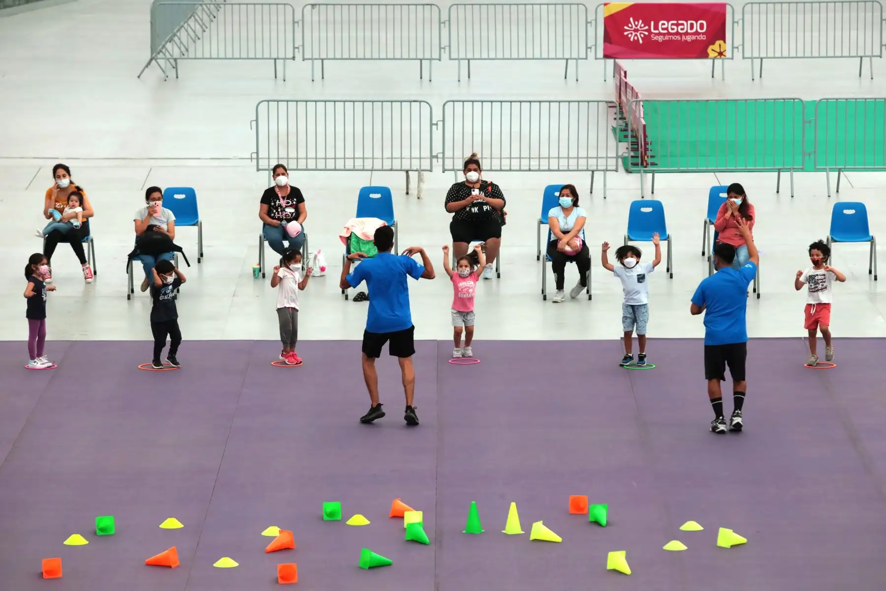 El fuerte sol de Lima y el espíritu deportivo le dieron brillo al inicio de los talleres de verano que se dictan en las diferentes sedes. Niños, adolescentes y adultos viven una experiencia inigualable desde los diferentes recintos construidos para los Juegos Lima 2019.
Foto: ANDINA/ Legado