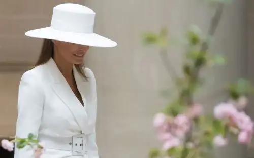 En esta foto de archivo tomada el 24 de abril del 2018, Melania Trump recorre la Galería Nacional de Arte en Washington, DC. Foto: AFP