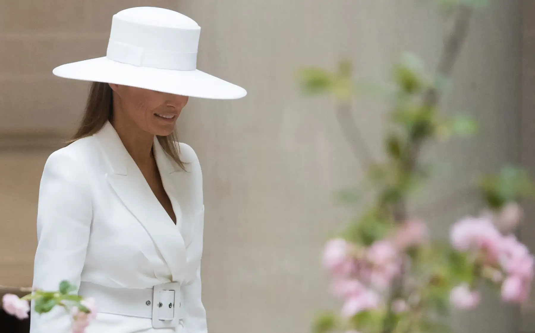 En esta foto de archivo tomada el 24 de abril del 2018, Melania Trump recorre la Galería Nacional de Arte en Washington, DC. Foto: AFP