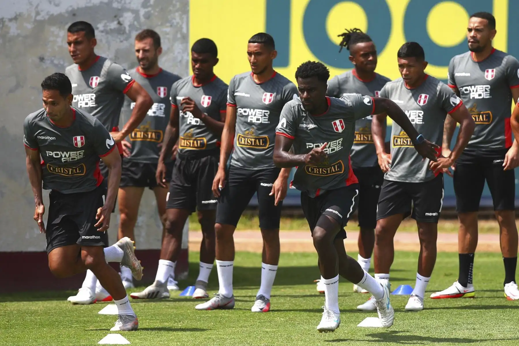 Bajo las órdenes del profesor Ricardo Gareca, la Selección Peruana comenzó los entrenamientos en el campo deportivo de la Videna, con miras a los amistosos internacionales ante Panamá y Jamaica, que servirán de preparación para la próxima fecha doble de las Clasificatorias Sudamericanas al Mundial Qatar 2022.
Foto: ANDINA /FPF