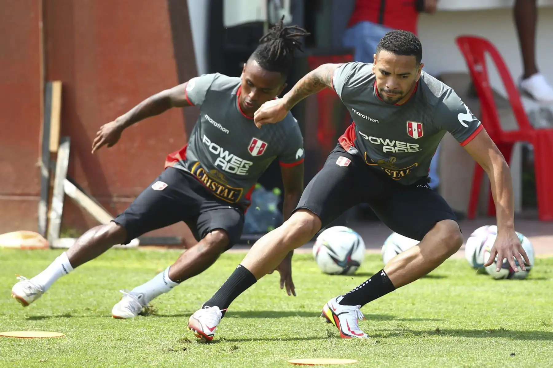 Bajo las órdenes del profesor Ricardo Gareca, la Selección Peruana comenzó los entrenamientos en el campo deportivo de la Videna, con miras a los amistosos internacionales ante Panamá y Jamaica, que servirán de preparación para la próxima fecha doble de las Clasificatorias Sudamericanas al Mundial Qatar 2022.
Foto: ANDINA /FPF