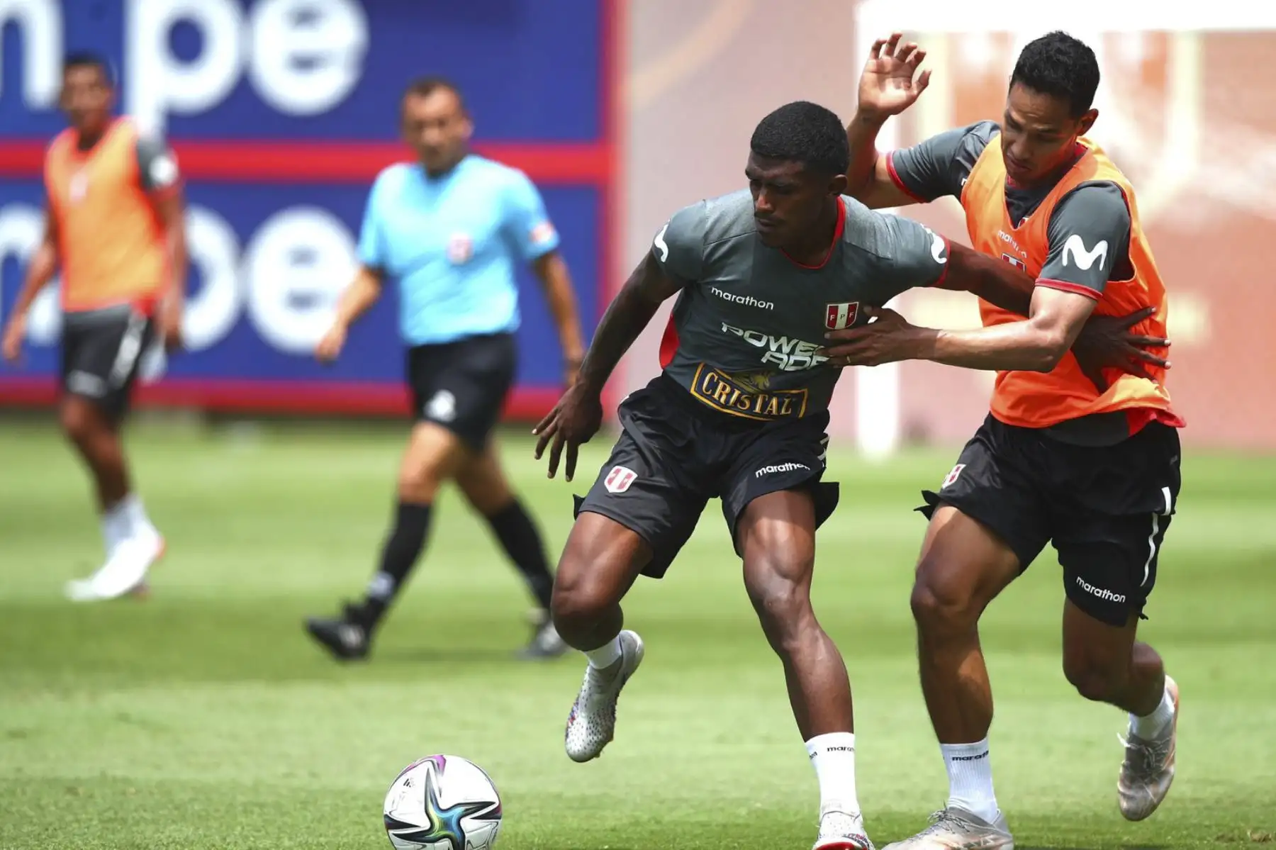 Bajo las órdenes del profesor Ricardo Gareca, la Selección Peruana comenzó los entrenamientos en el campo deportivo de la Videna, con miras a los amistosos internacionales ante Panamá y Jamaica, que servirán de preparación para la próxima fecha doble de las Clasificatorias Sudamericanas al Mundial Qatar 2022.
Foto: ANDINA /FPF